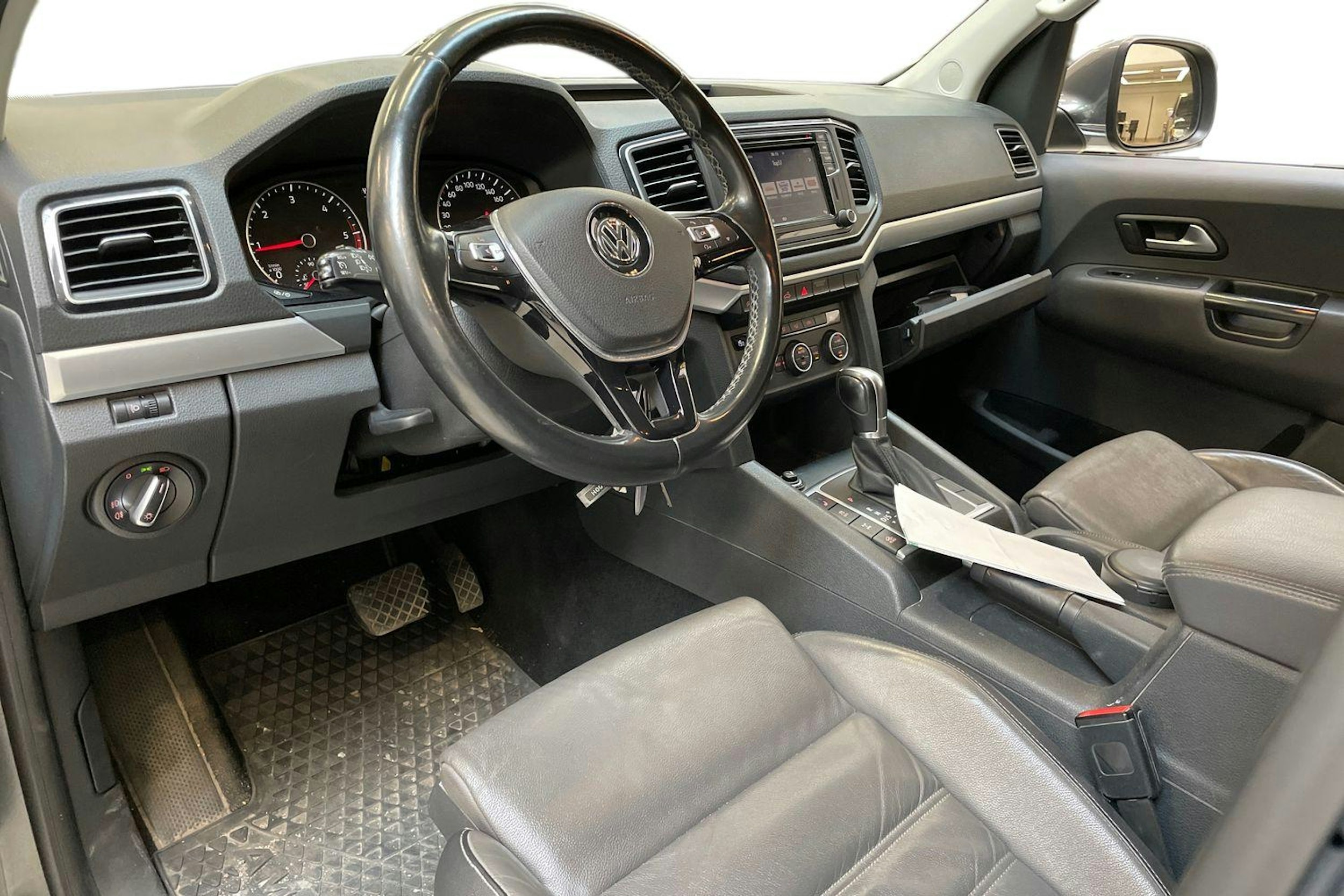 harmaa Volkswagen Amarok 2016 kuva 3.