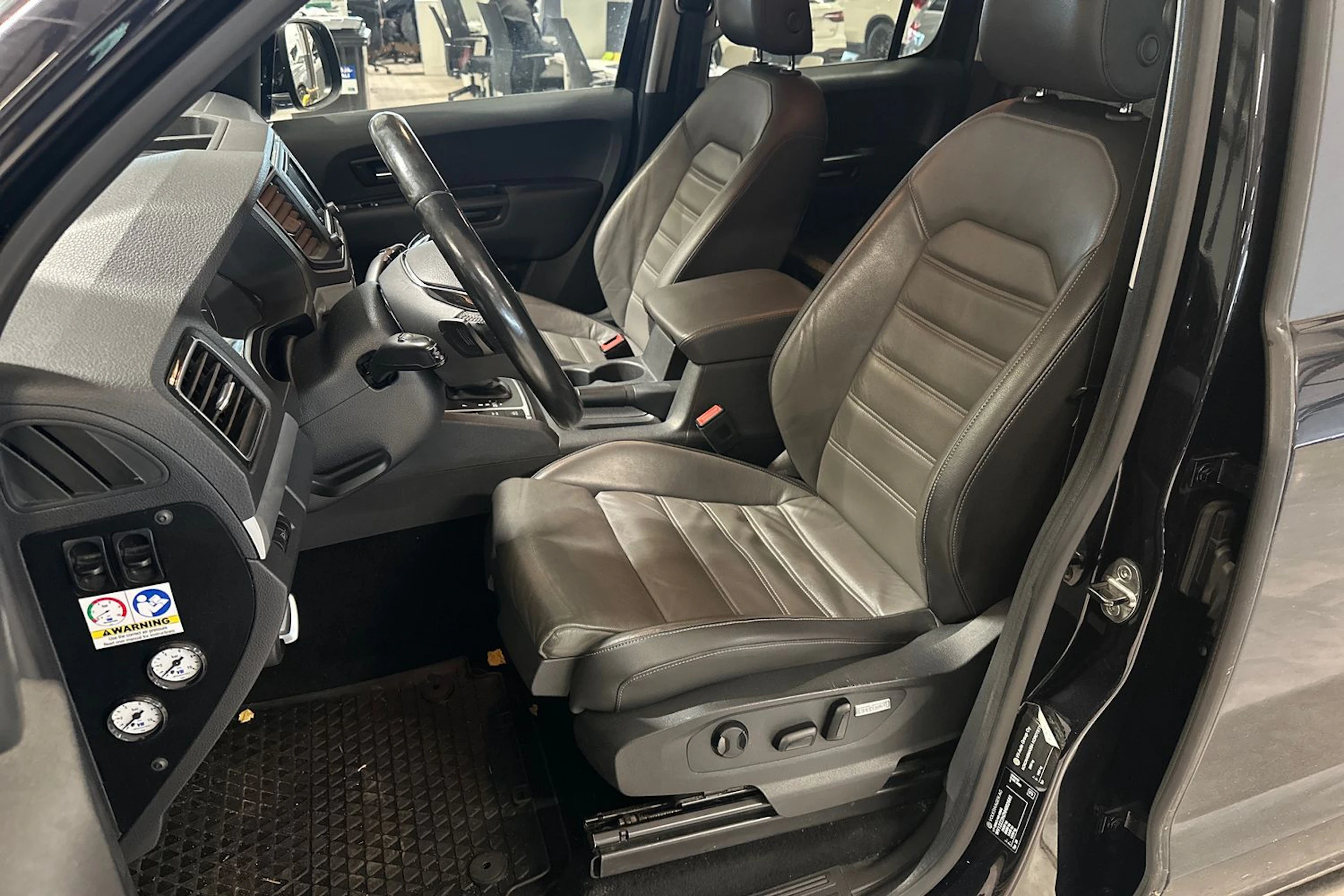 musta Volkswagen Amarok 2016 kuva 4.