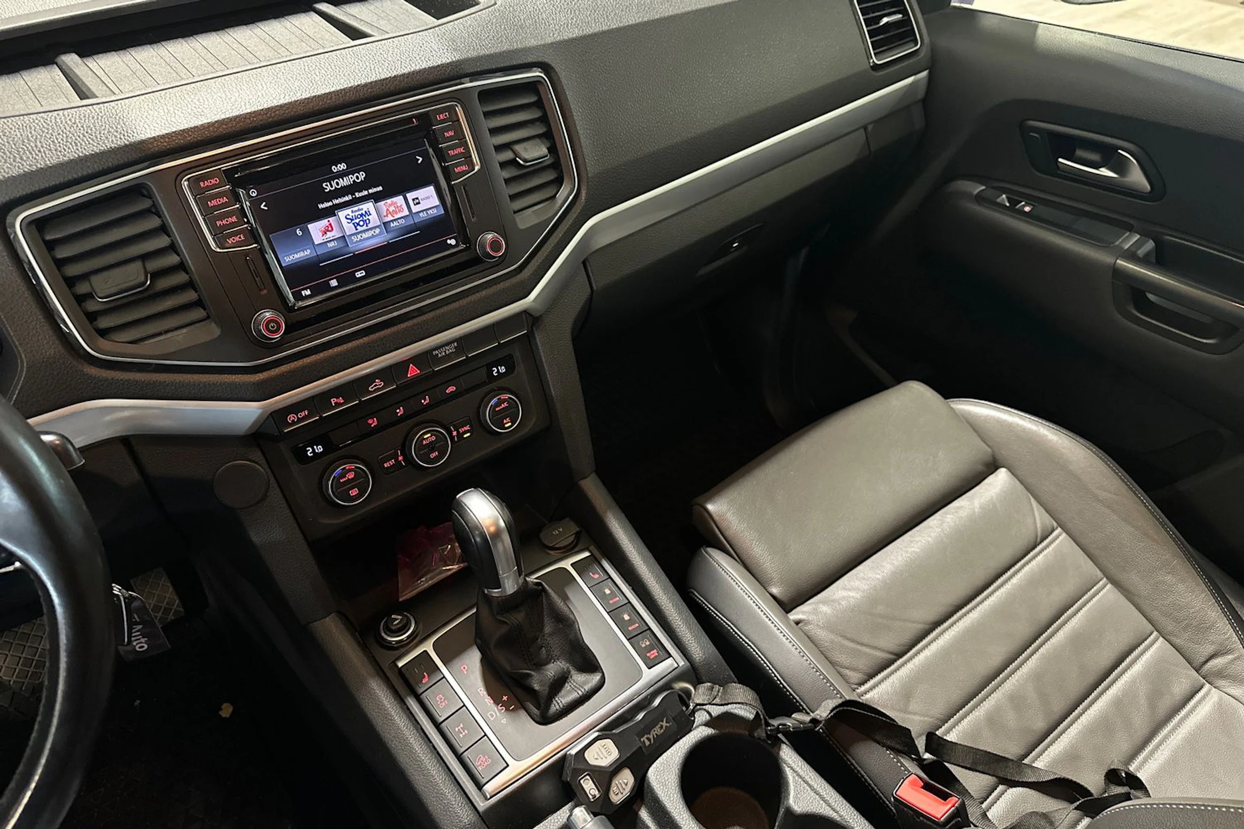 musta Volkswagen Amarok 2016 kuva 5.