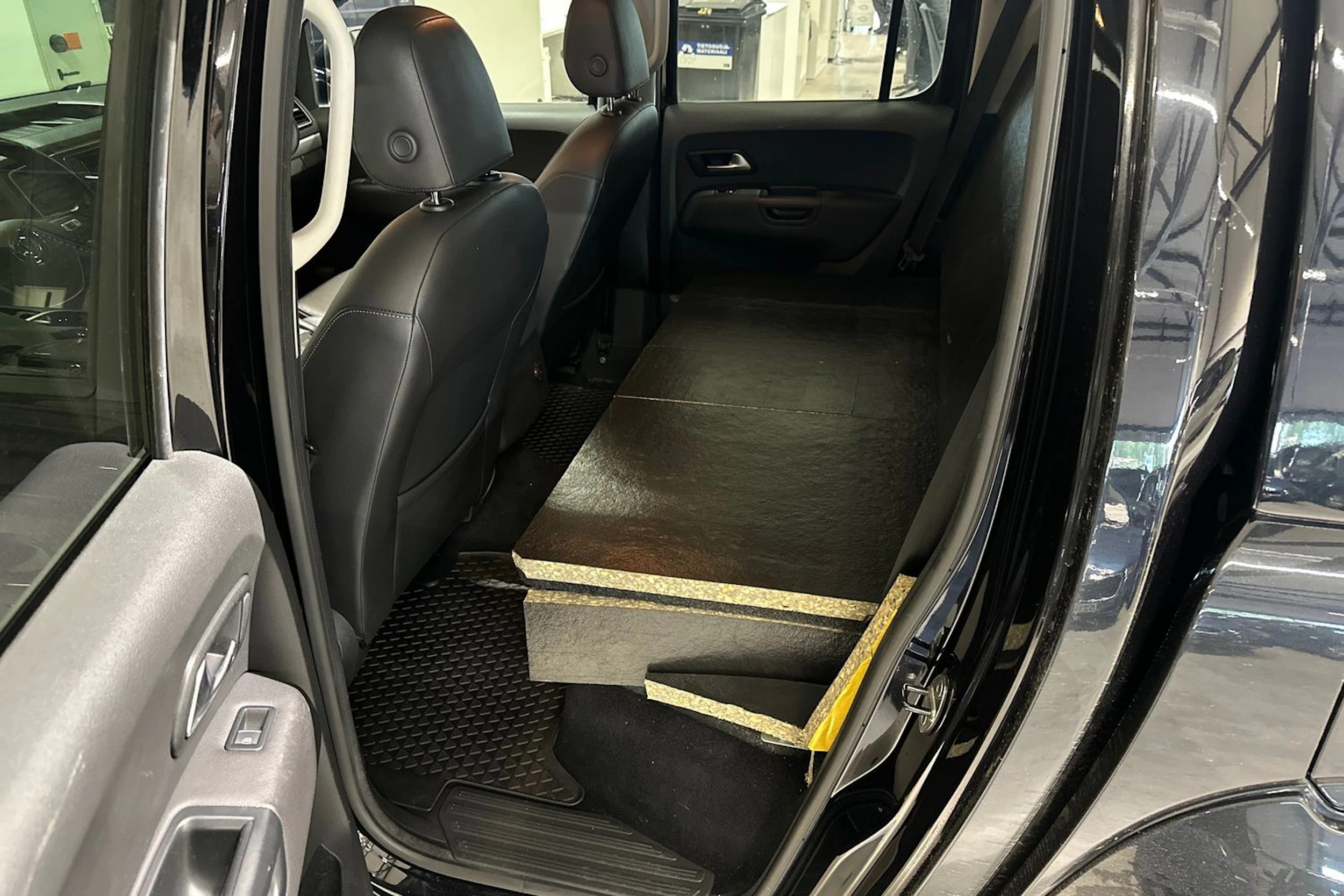 musta Volkswagen Amarok 2016 kuva 6.