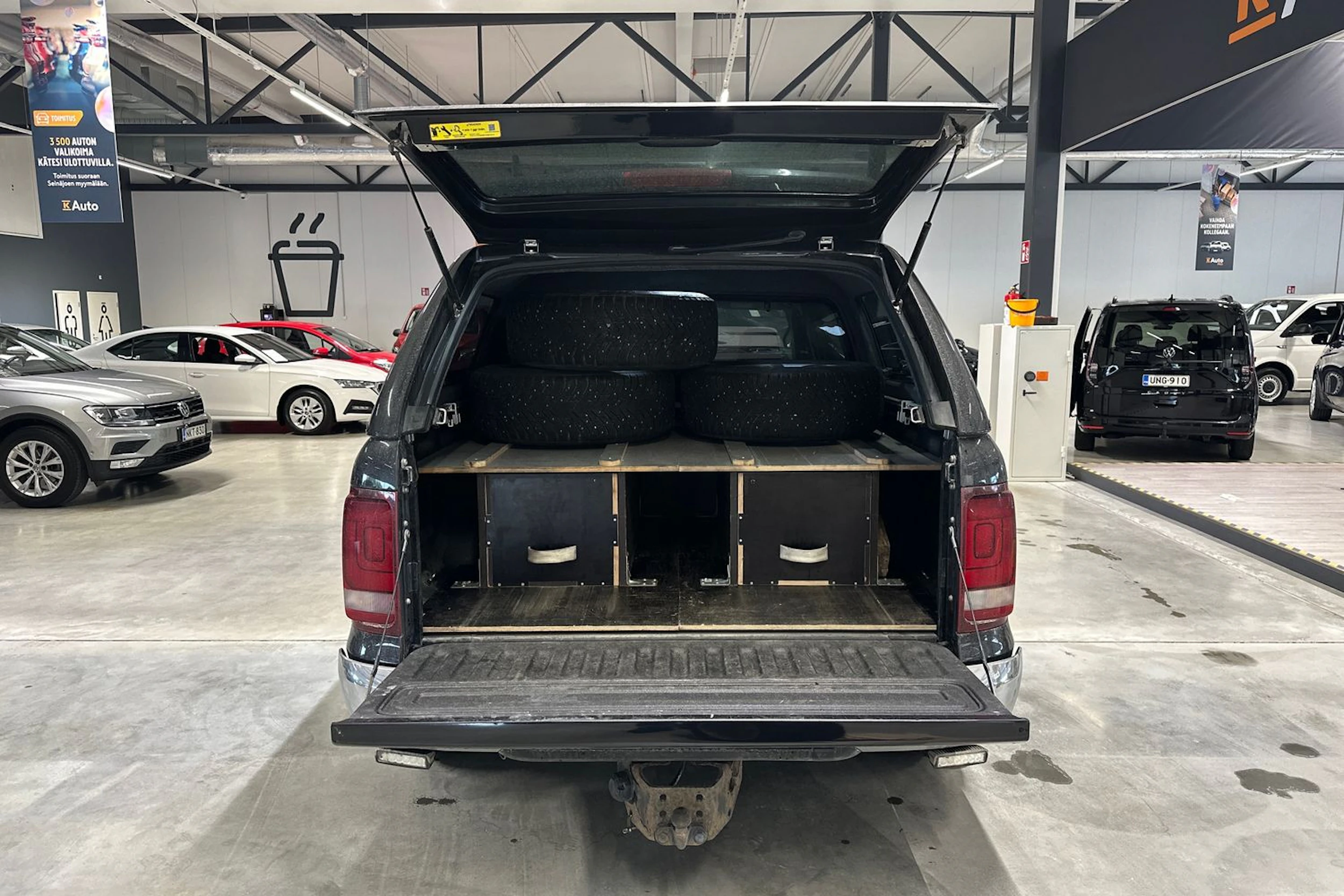 musta Volkswagen Amarok 2016 kuva 8.