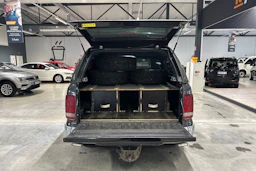 musta Volkswagen Amarok 2016 kuva 8.