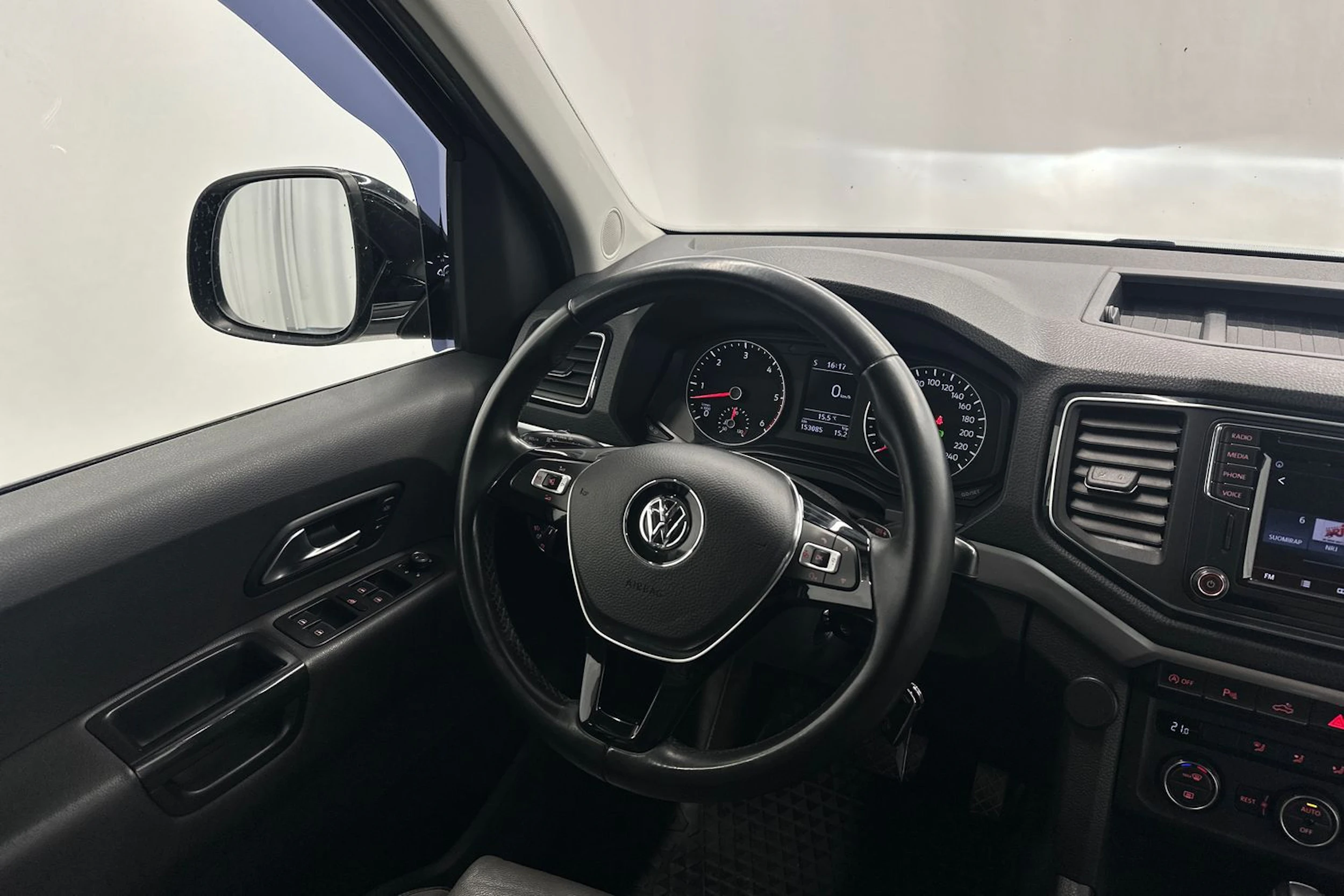 musta Volkswagen Amarok 2016 kuva 10.