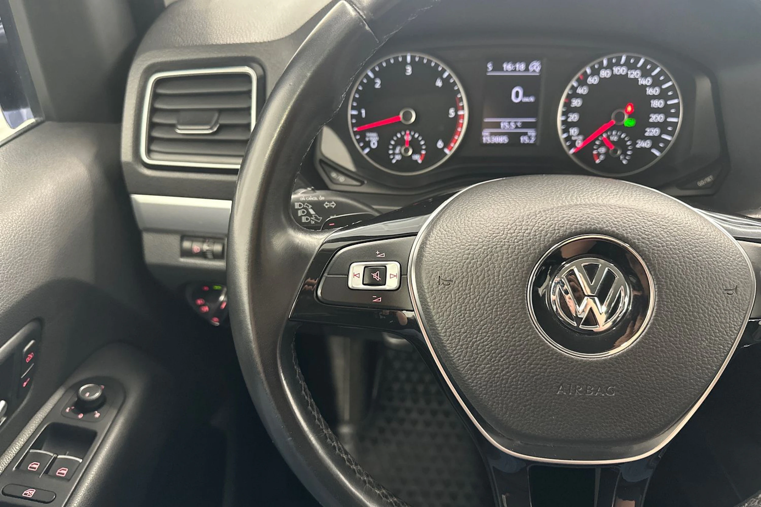 musta Volkswagen Amarok 2016 kuva 11.
