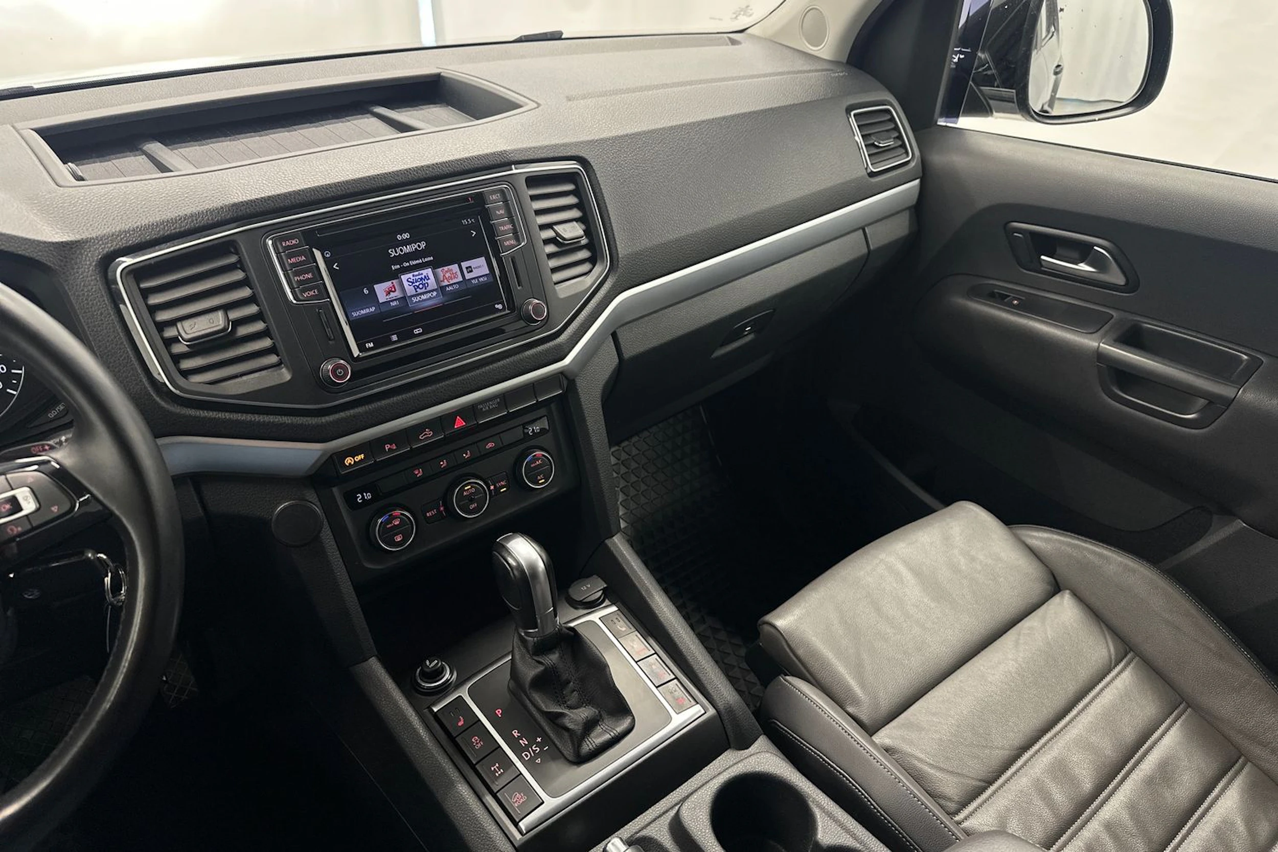 musta Volkswagen Amarok 2016 kuva 15.