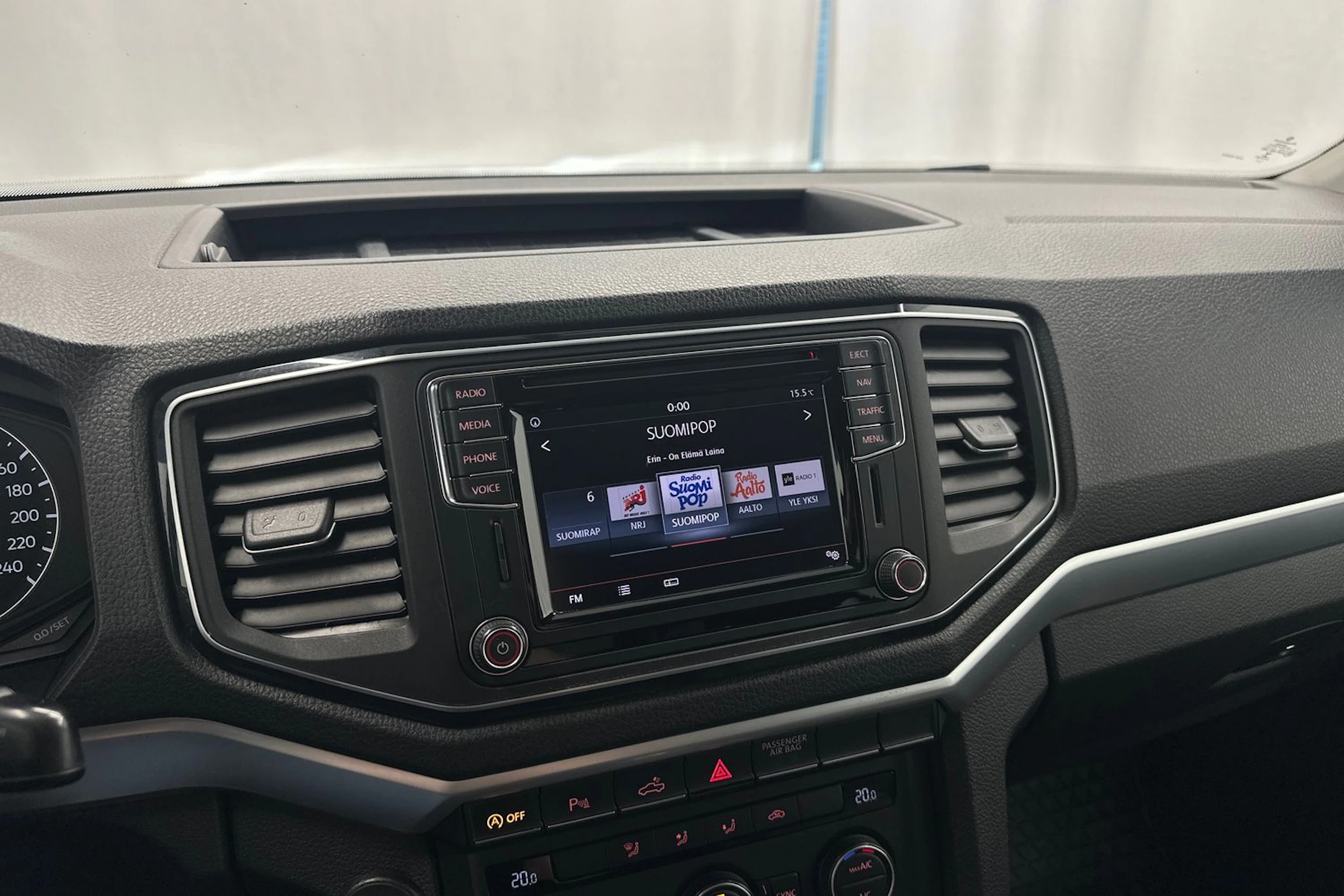 musta Volkswagen Amarok 2016 kuva 16.