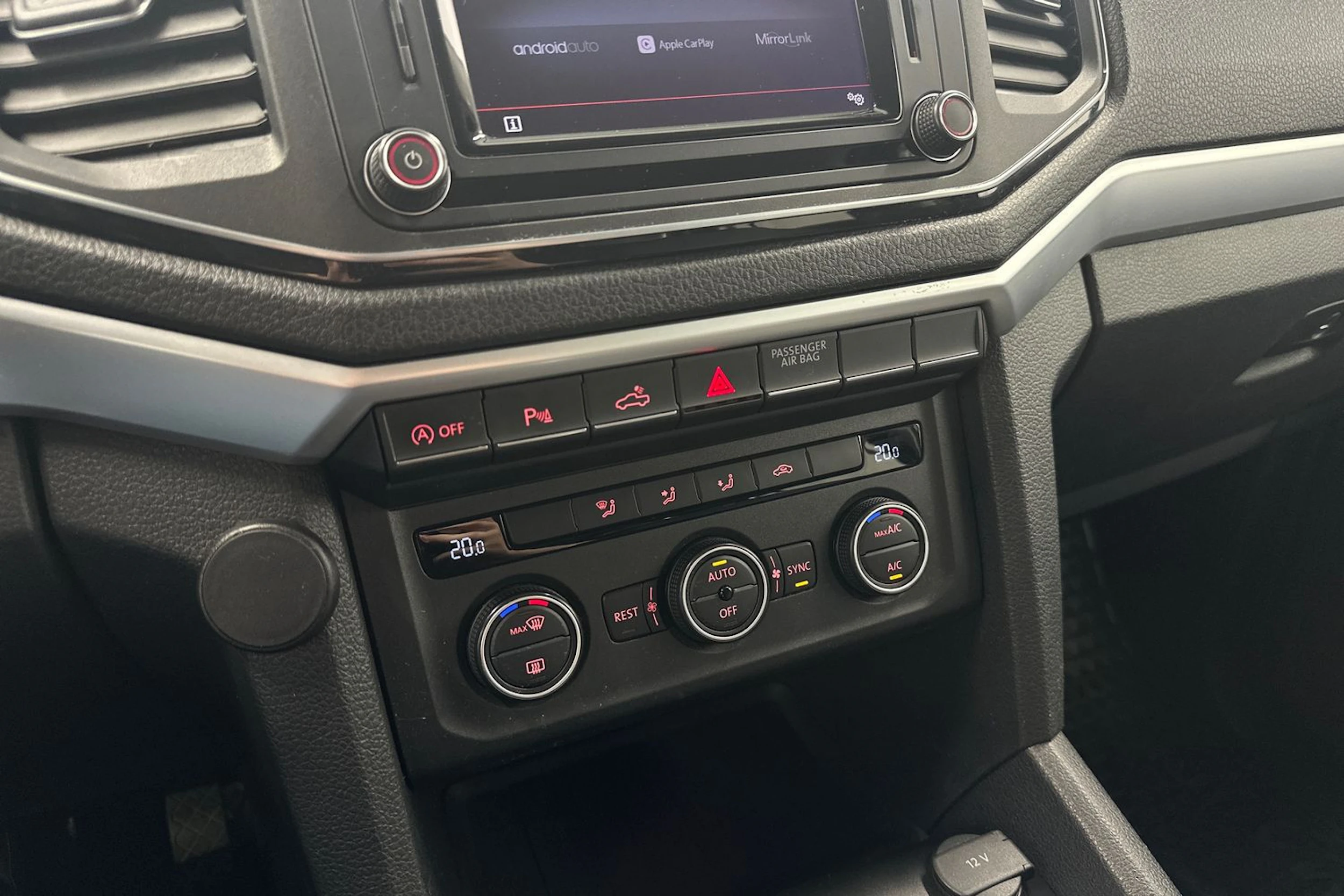 musta Volkswagen Amarok 2016 kuva 21.