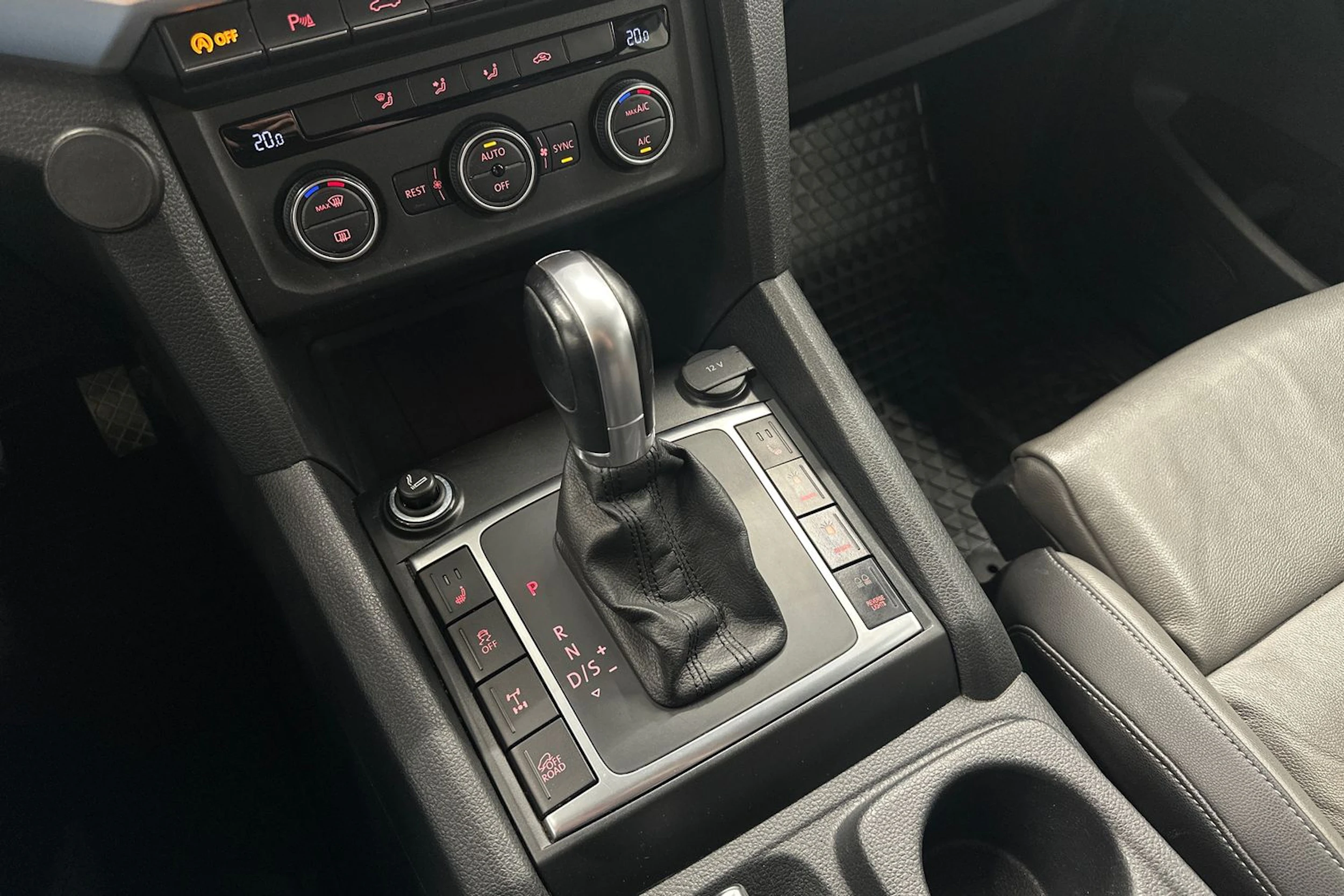 musta Volkswagen Amarok 2016 kuva 22.