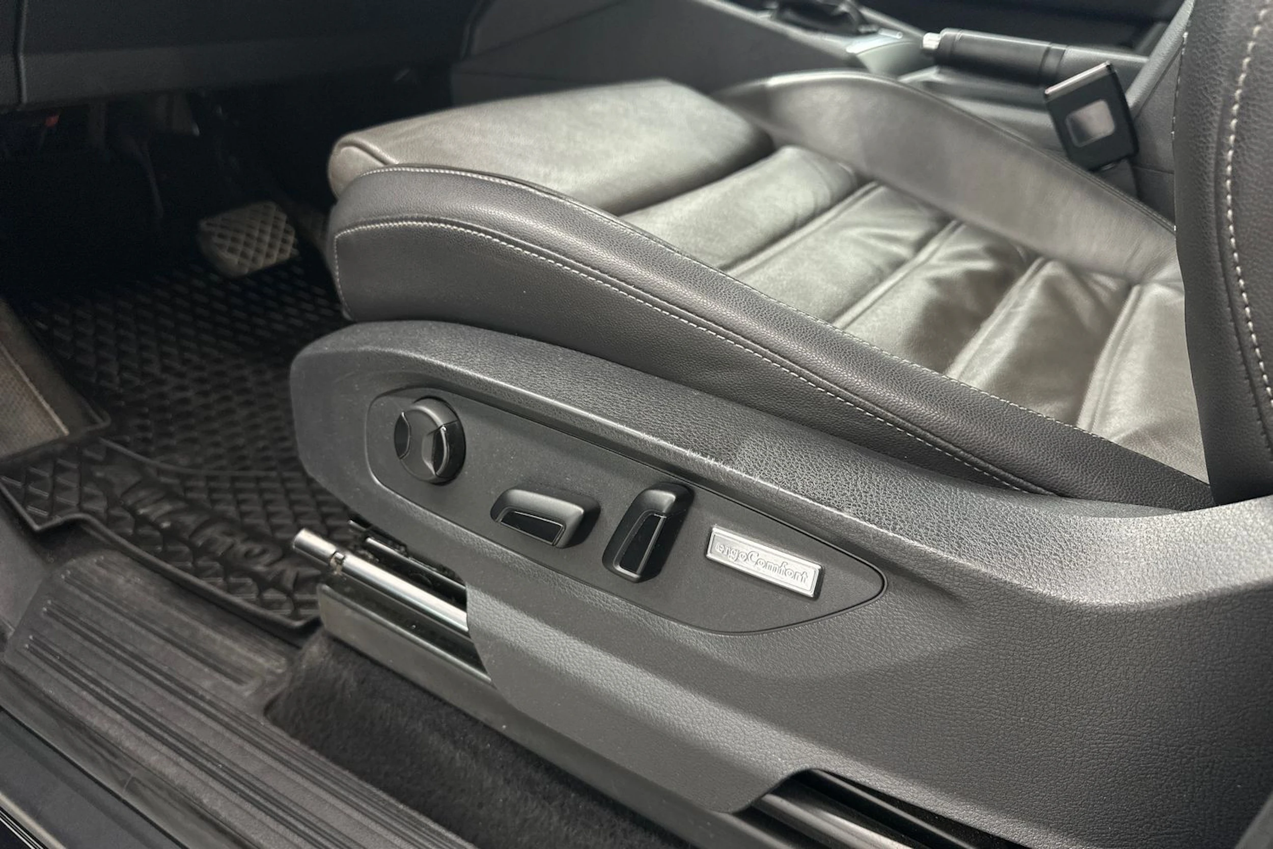 musta Volkswagen Amarok 2016 kuva 28.
