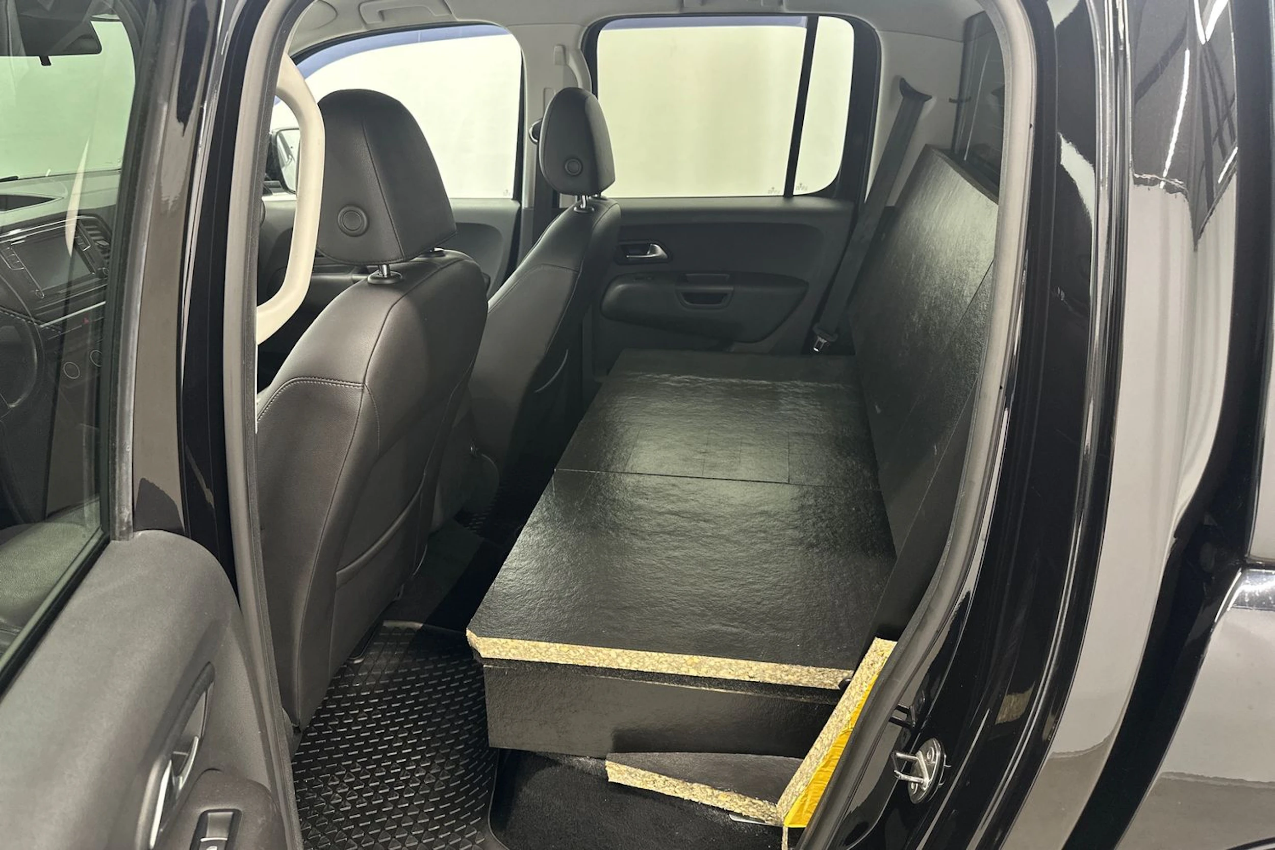 musta Volkswagen Amarok 2016 kuva 29.