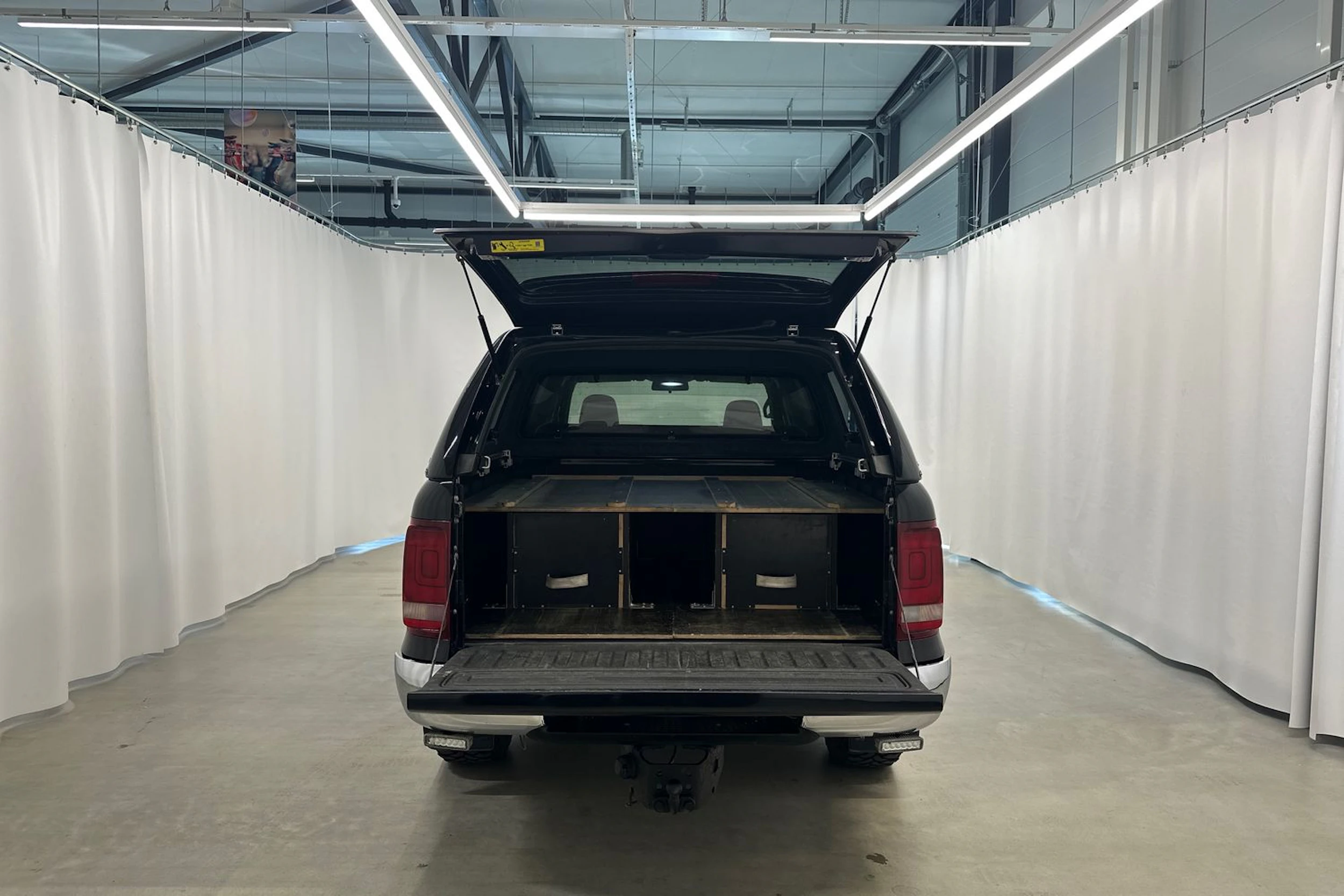 musta Volkswagen Amarok 2016 kuva 31.