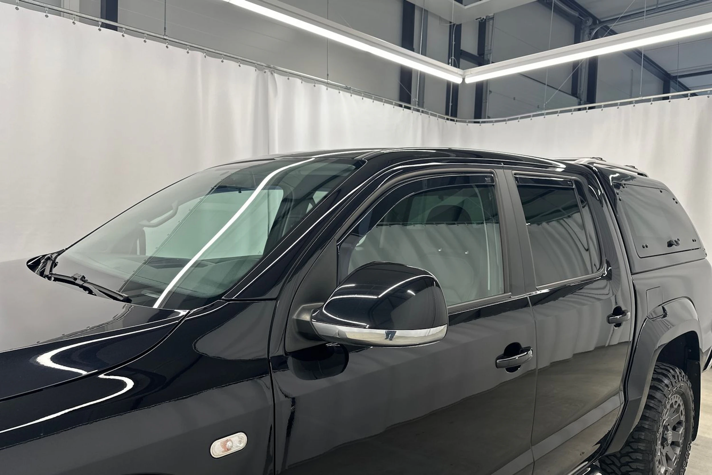 musta Volkswagen Amarok 2016 kuva 36.
