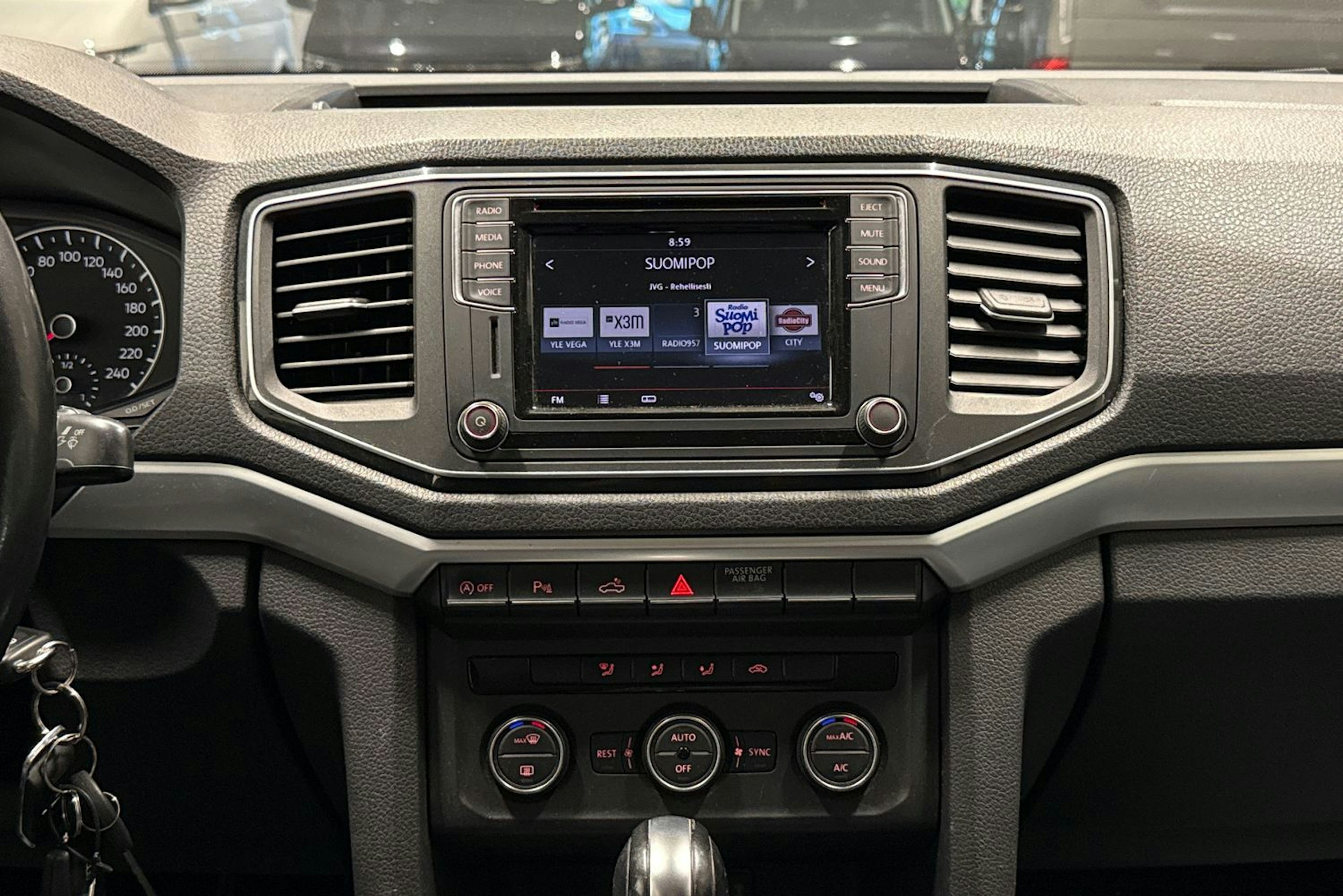 valkoinen Volkswagen Amarok 2017 kuva 16.