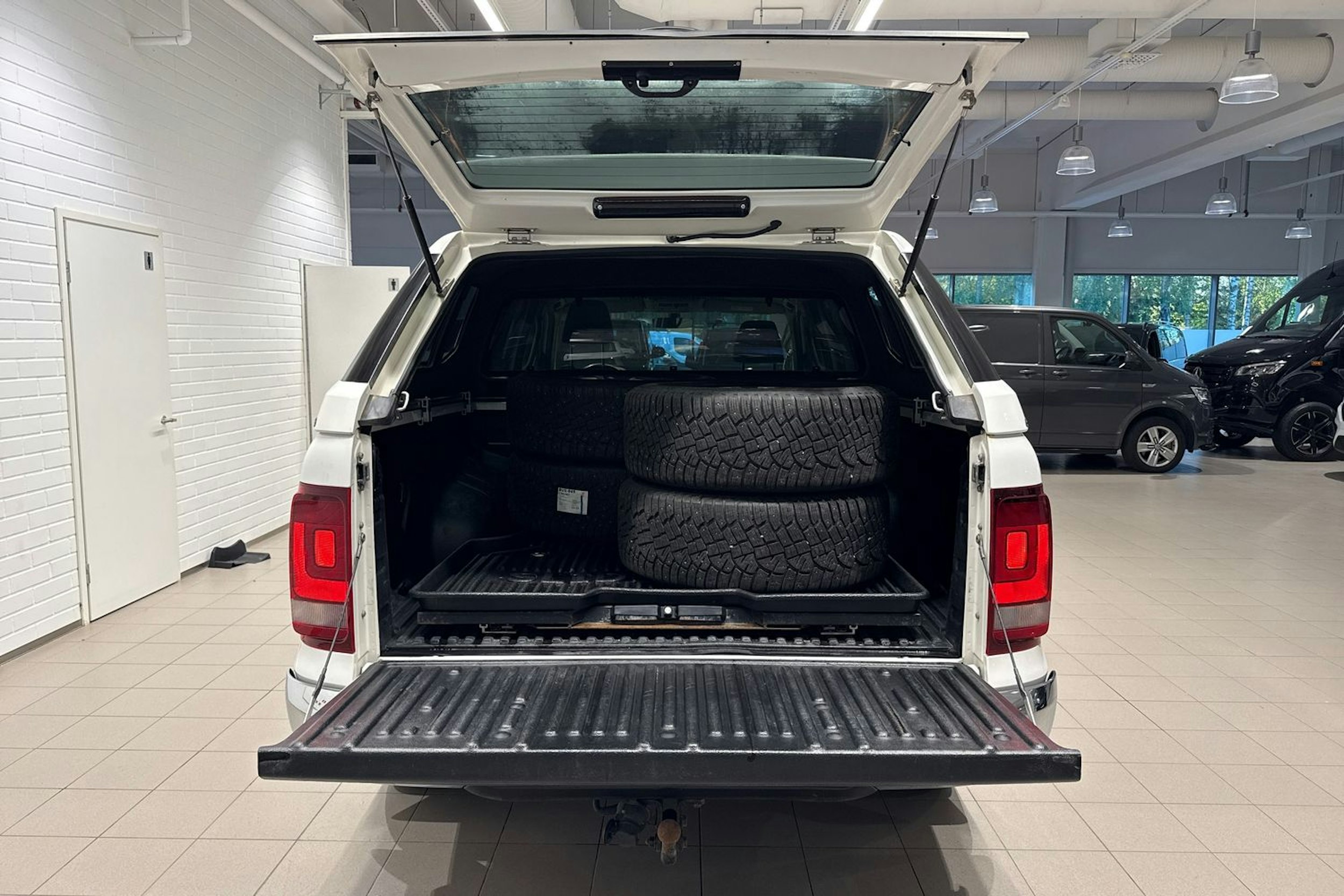 valkoinen Volkswagen Amarok 2017 kuva 21.