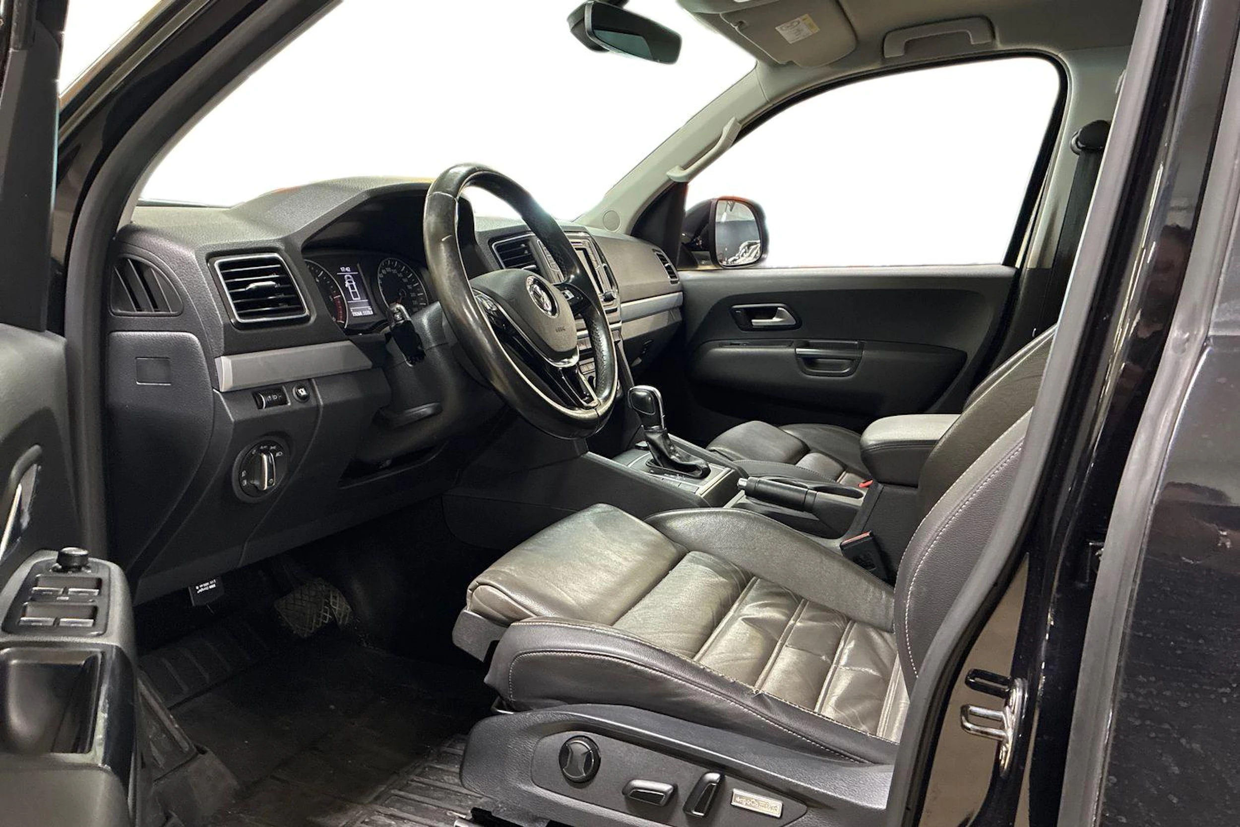 musta Volkswagen Amarok 2017 kuva 3.