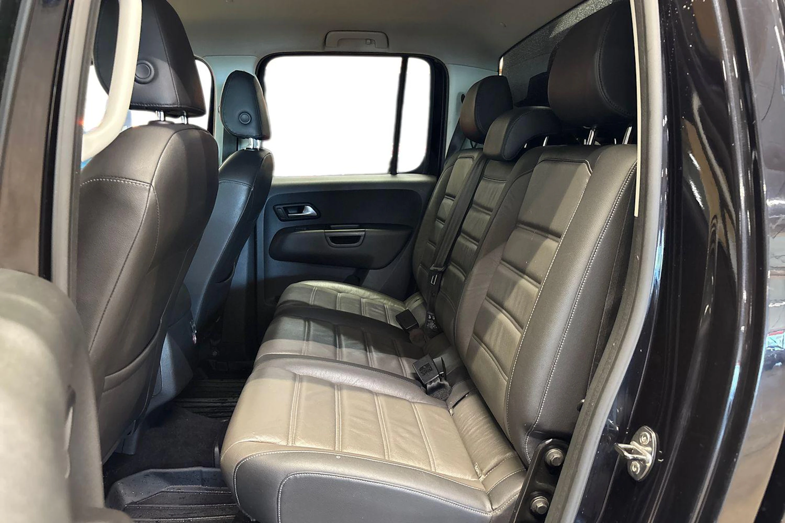 musta Volkswagen Amarok 2017 kuva 11.