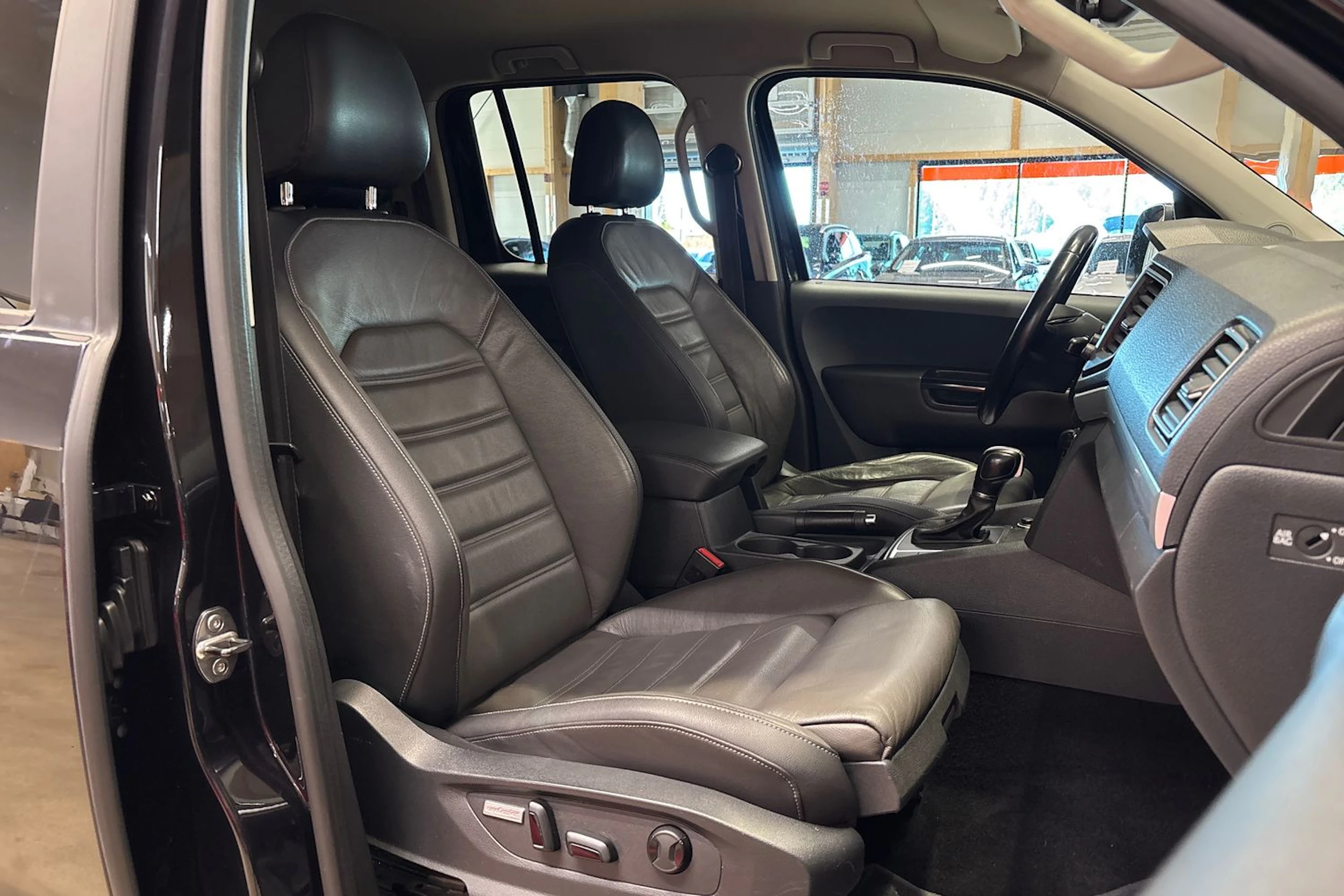 musta Volkswagen Amarok 2017 kuva 15.