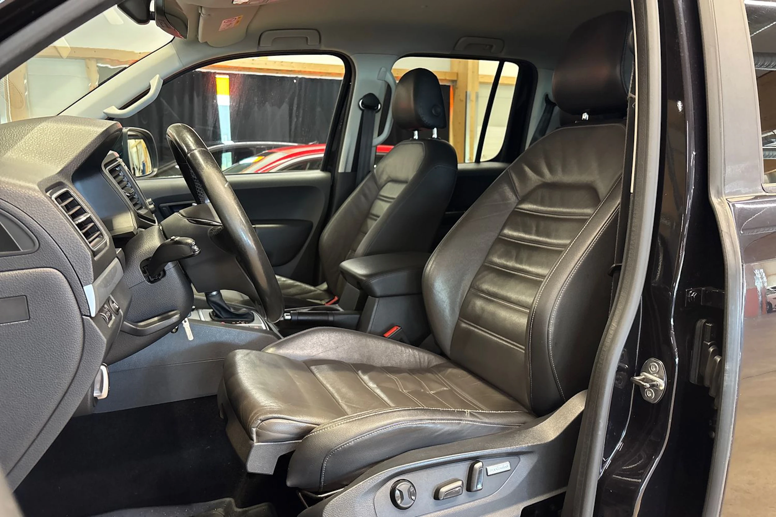 musta Volkswagen Amarok 2017 kuva 16.