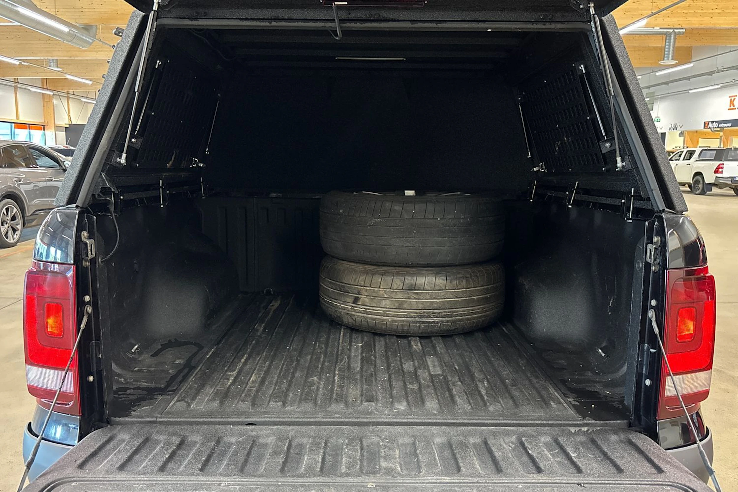 musta Volkswagen Amarok 2017 kuva 31.