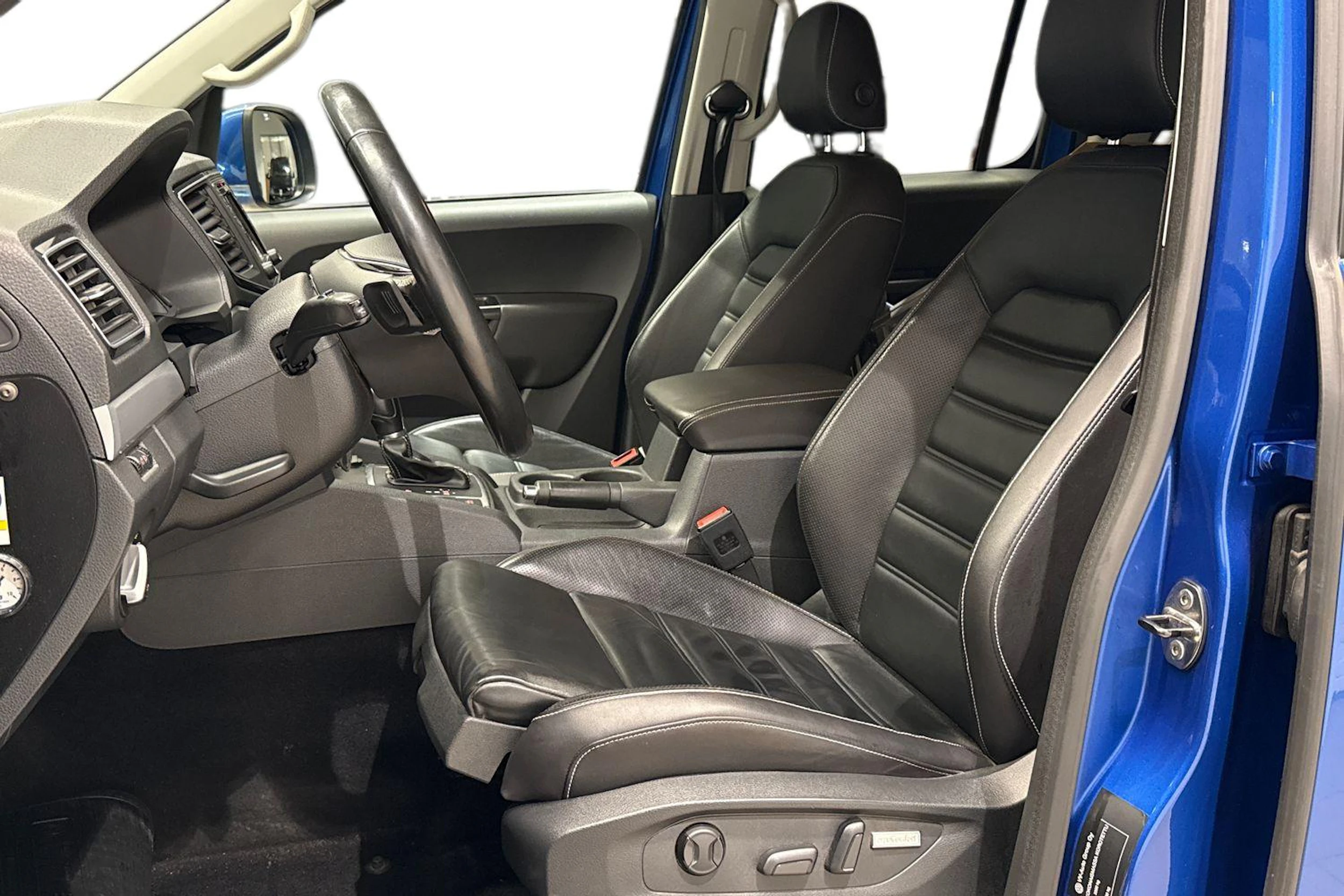 Sininen Volkswagen Amarok 2017 kuva 11.