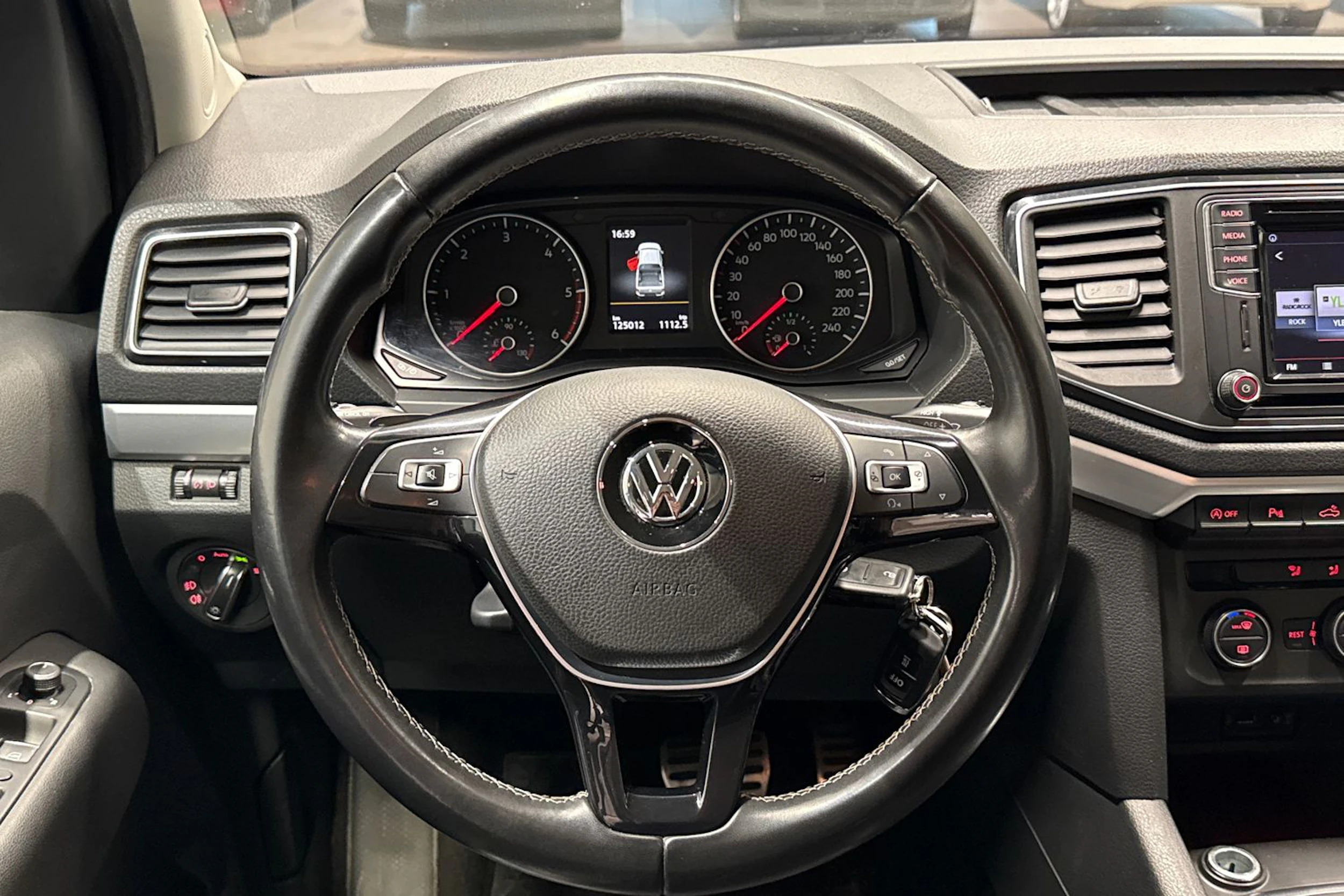 Sininen Volkswagen Amarok 2017 kuva 15.