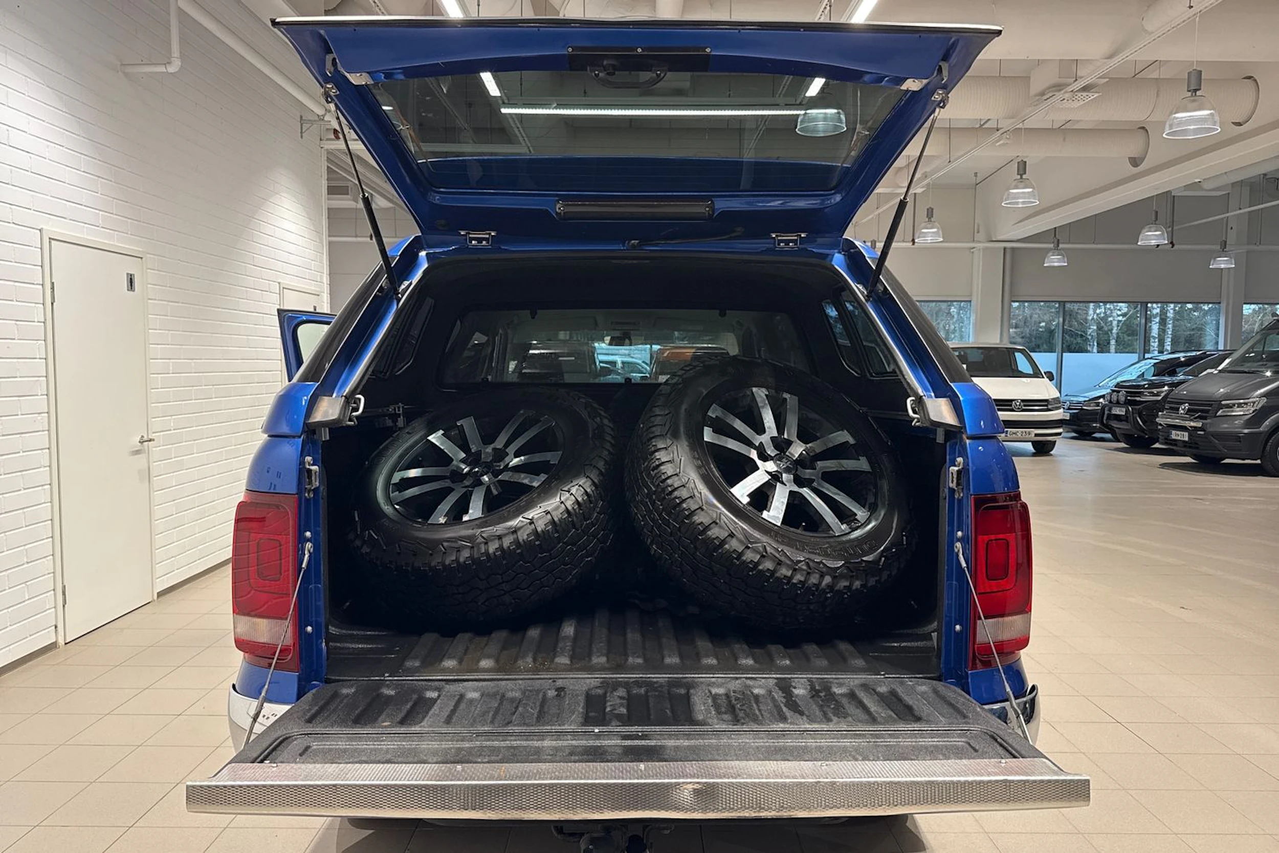 Sininen Volkswagen Amarok 2017 kuva 16.