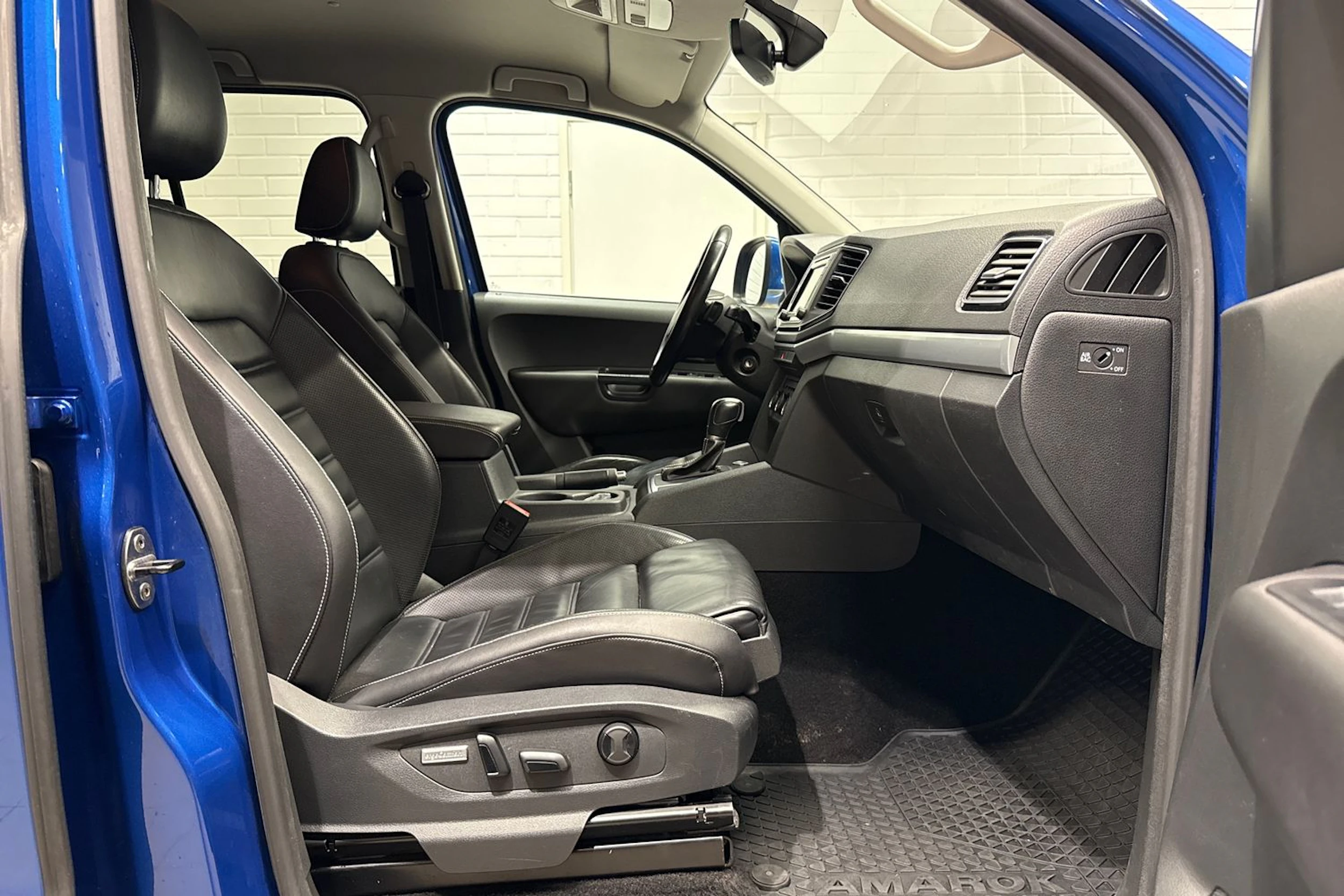 Sininen Volkswagen Amarok 2017 kuva 18.