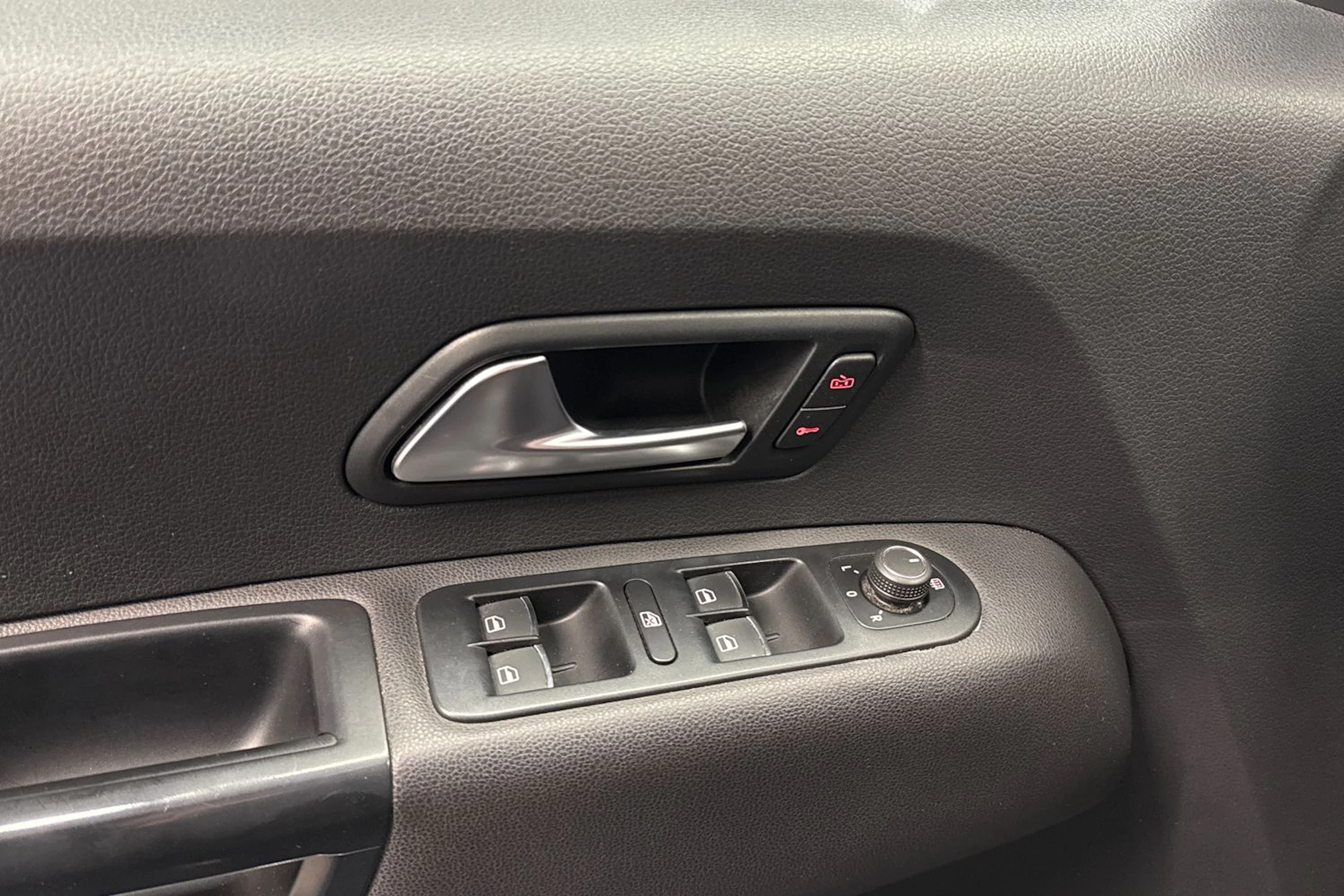 Sininen Volkswagen Amarok 2017 kuva 23.