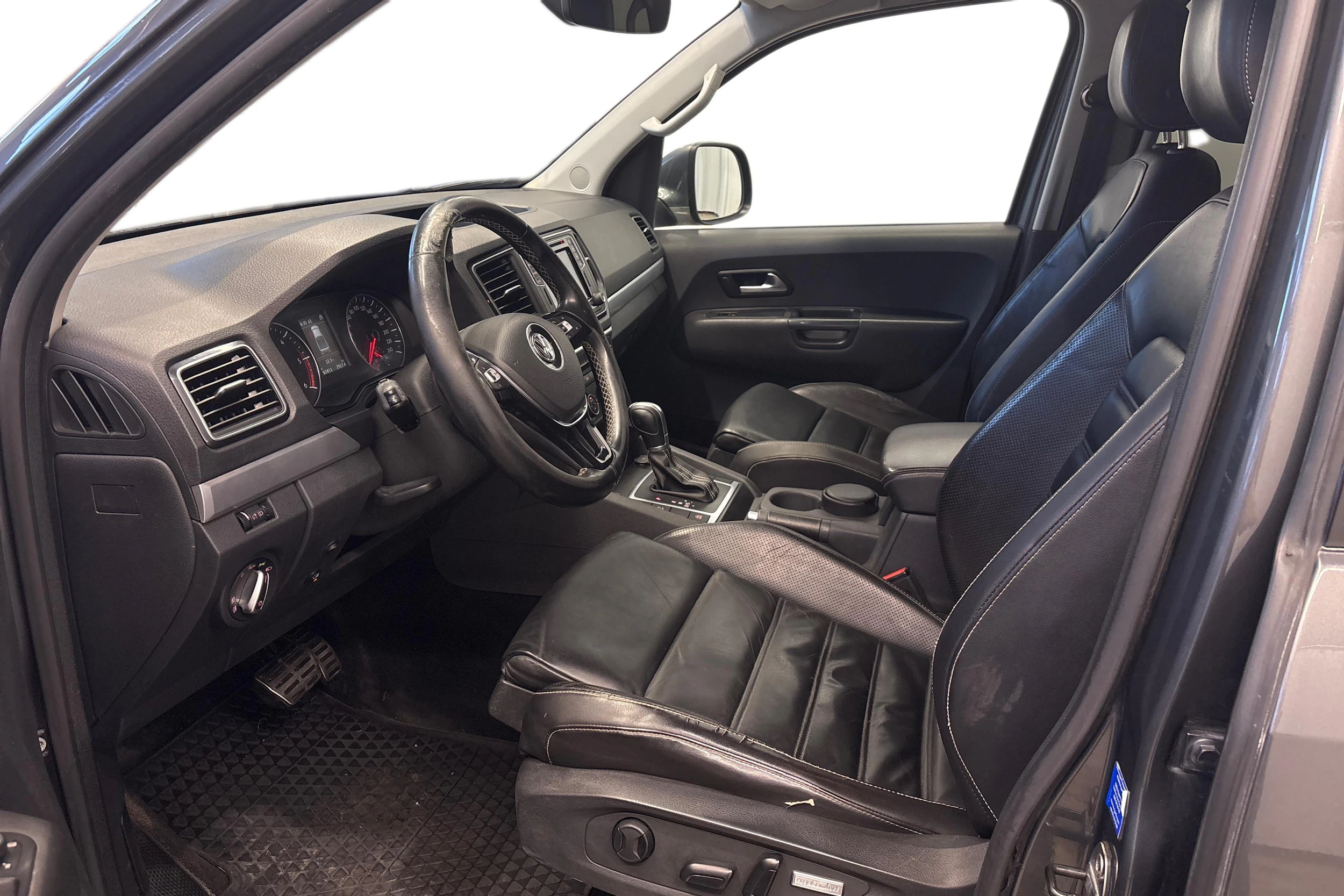 met. graffitinharmaa Volkswagen Amarok 2017 kuva 6.