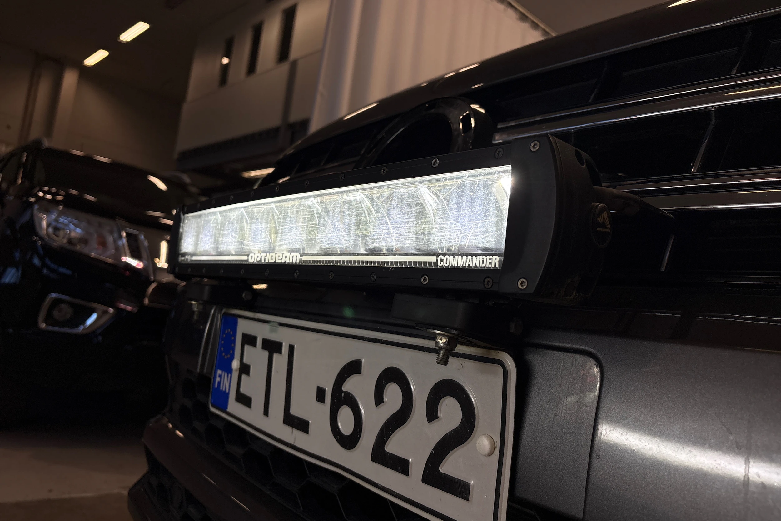 met. graffitinharmaa Volkswagen Amarok 2017 kuva 25.