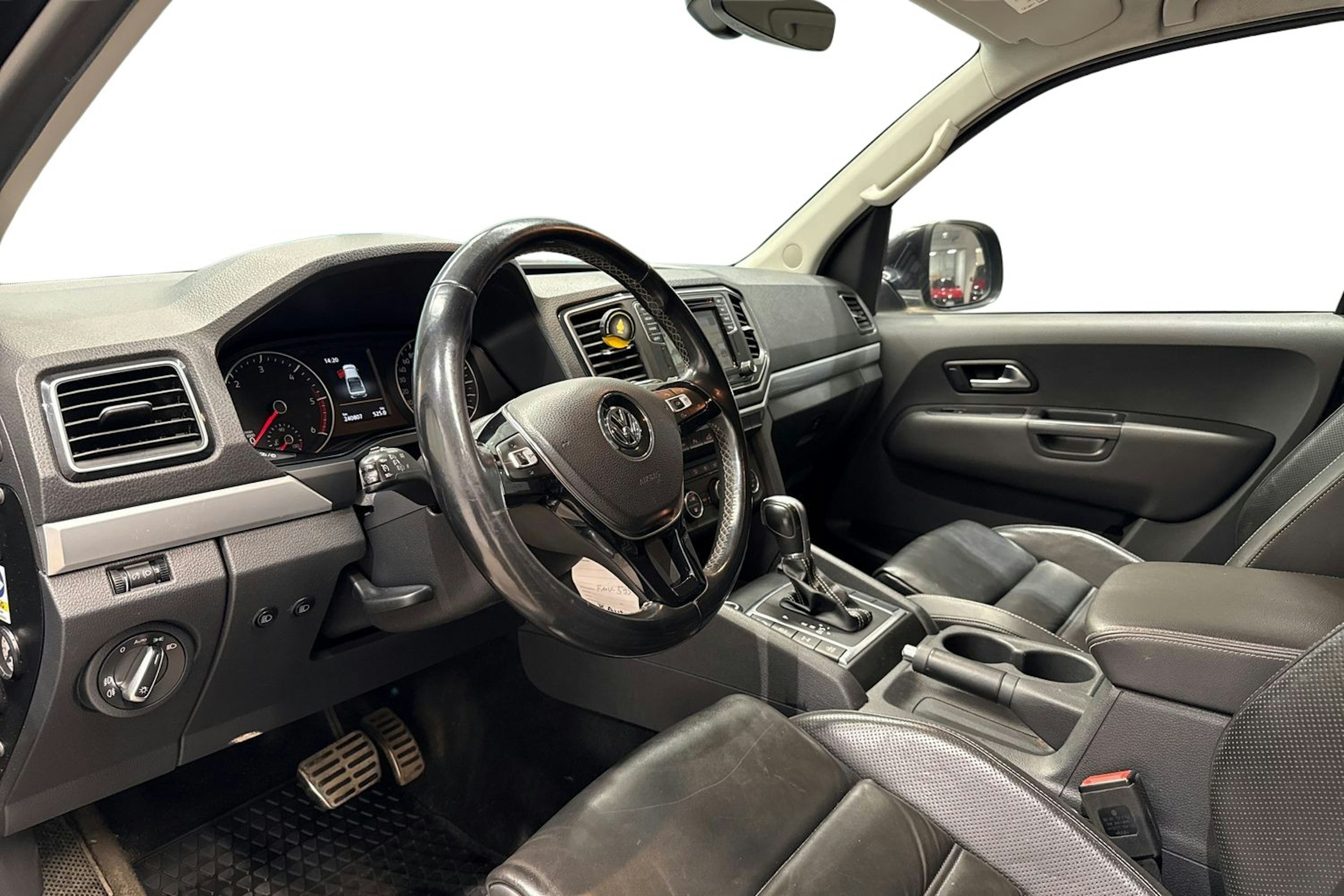 musta Volkswagen Amarok 2017 kuva 7.