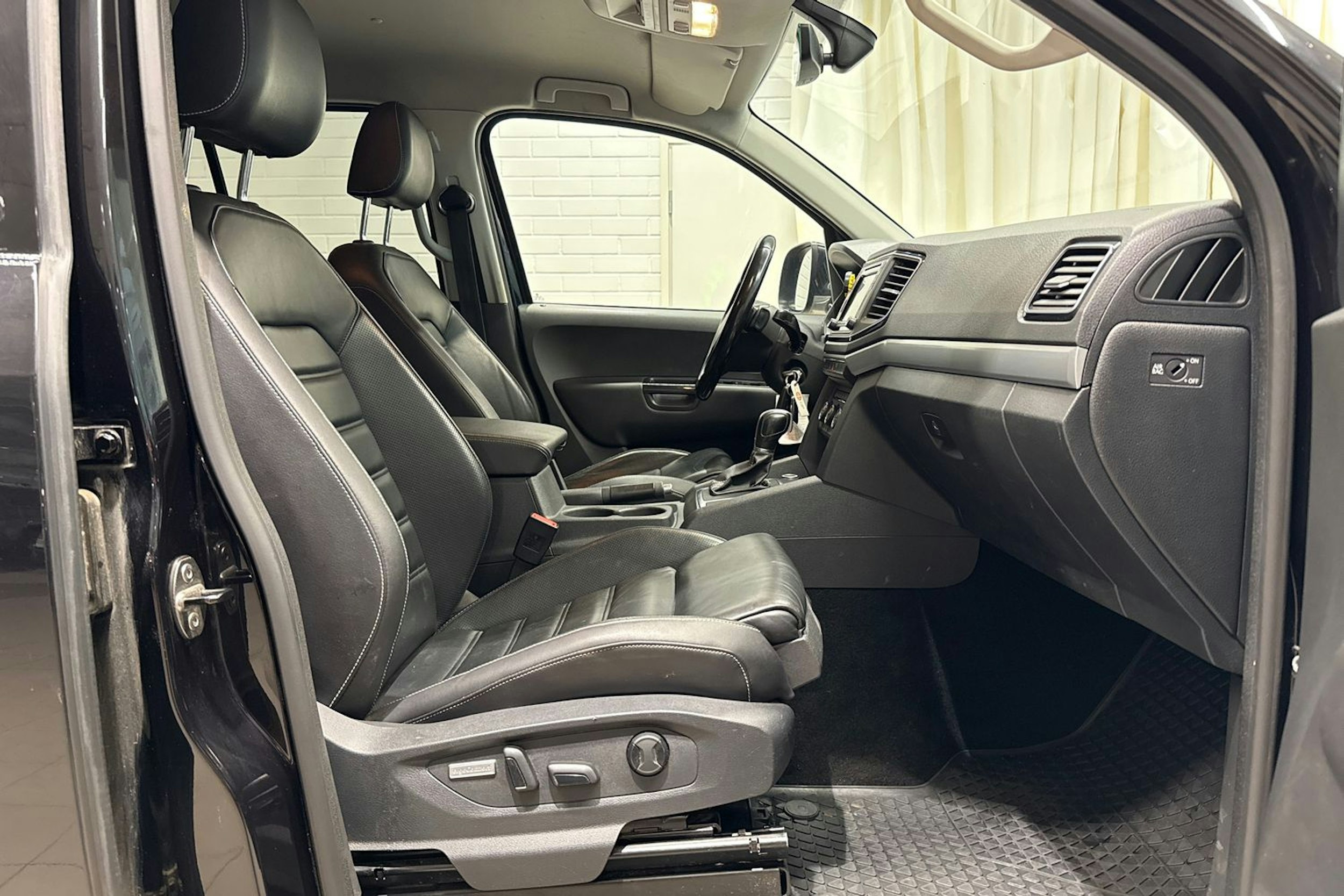 musta Volkswagen Amarok 2017 kuva 13.