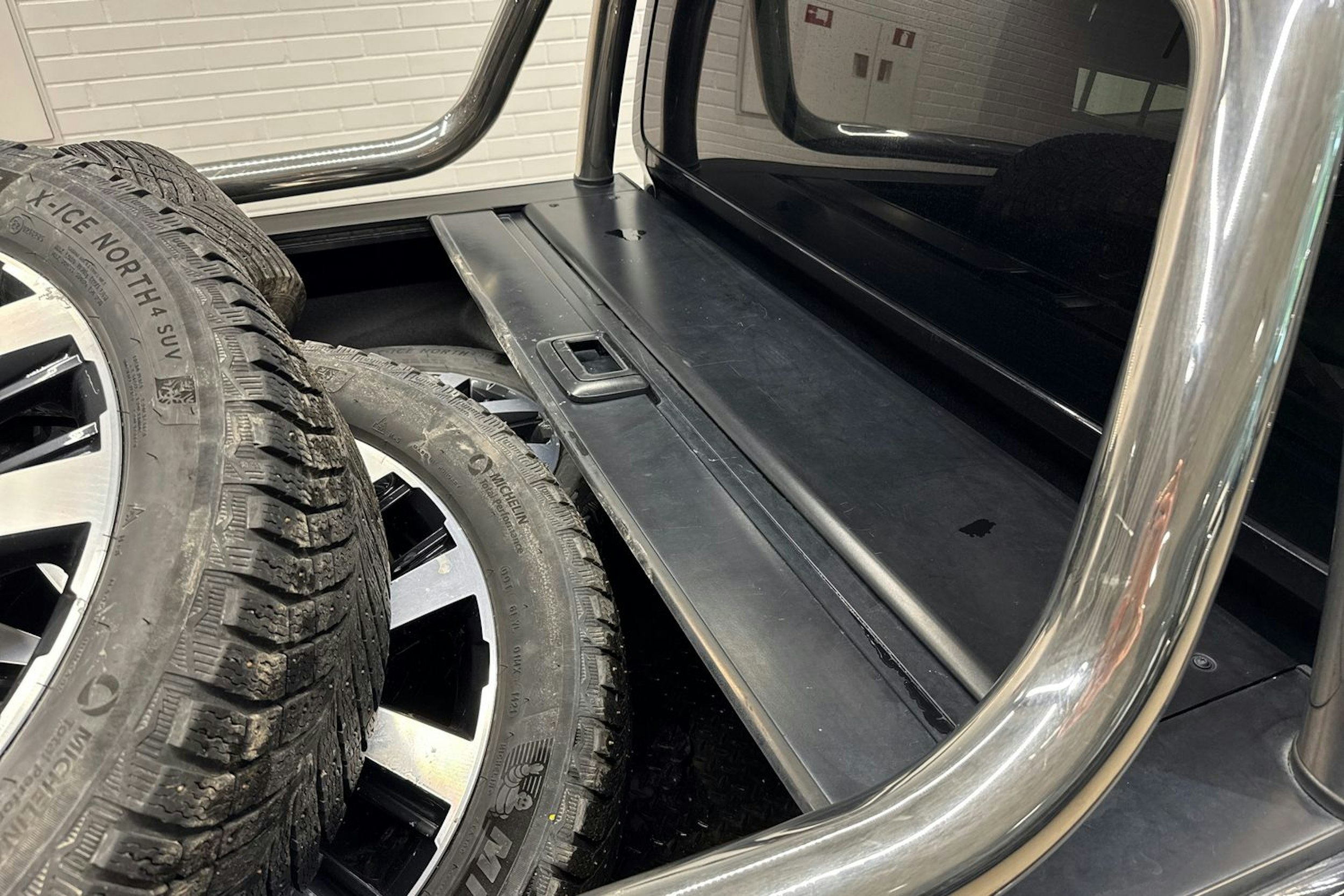 musta Volkswagen Amarok 2017 kuva 15.