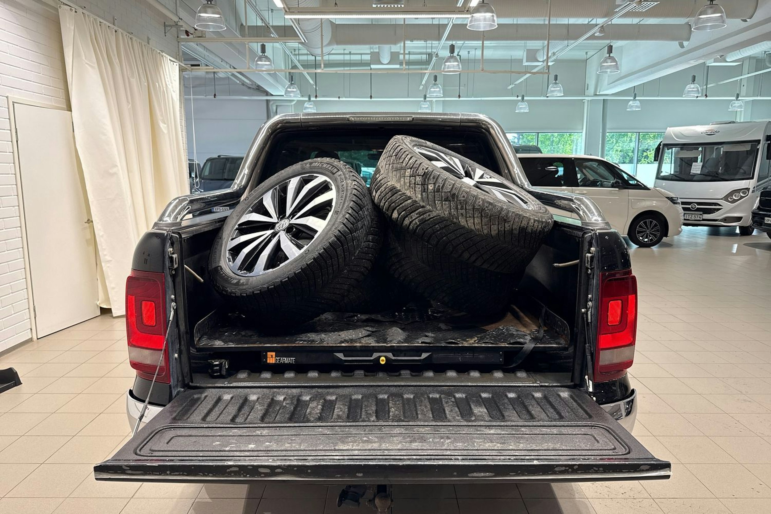 musta Volkswagen Amarok 2017 kuva 16.