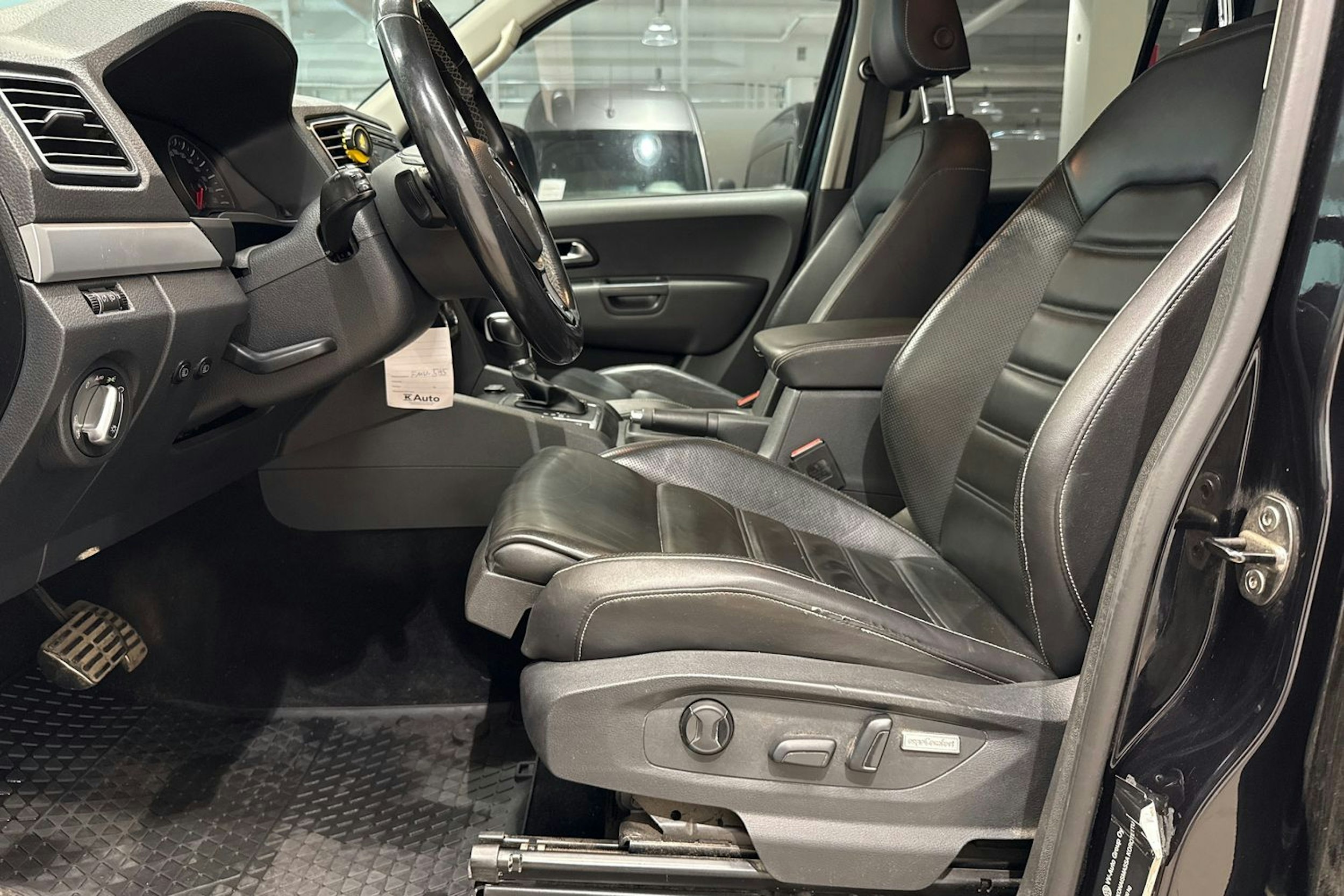 musta Volkswagen Amarok 2017 kuva 18.