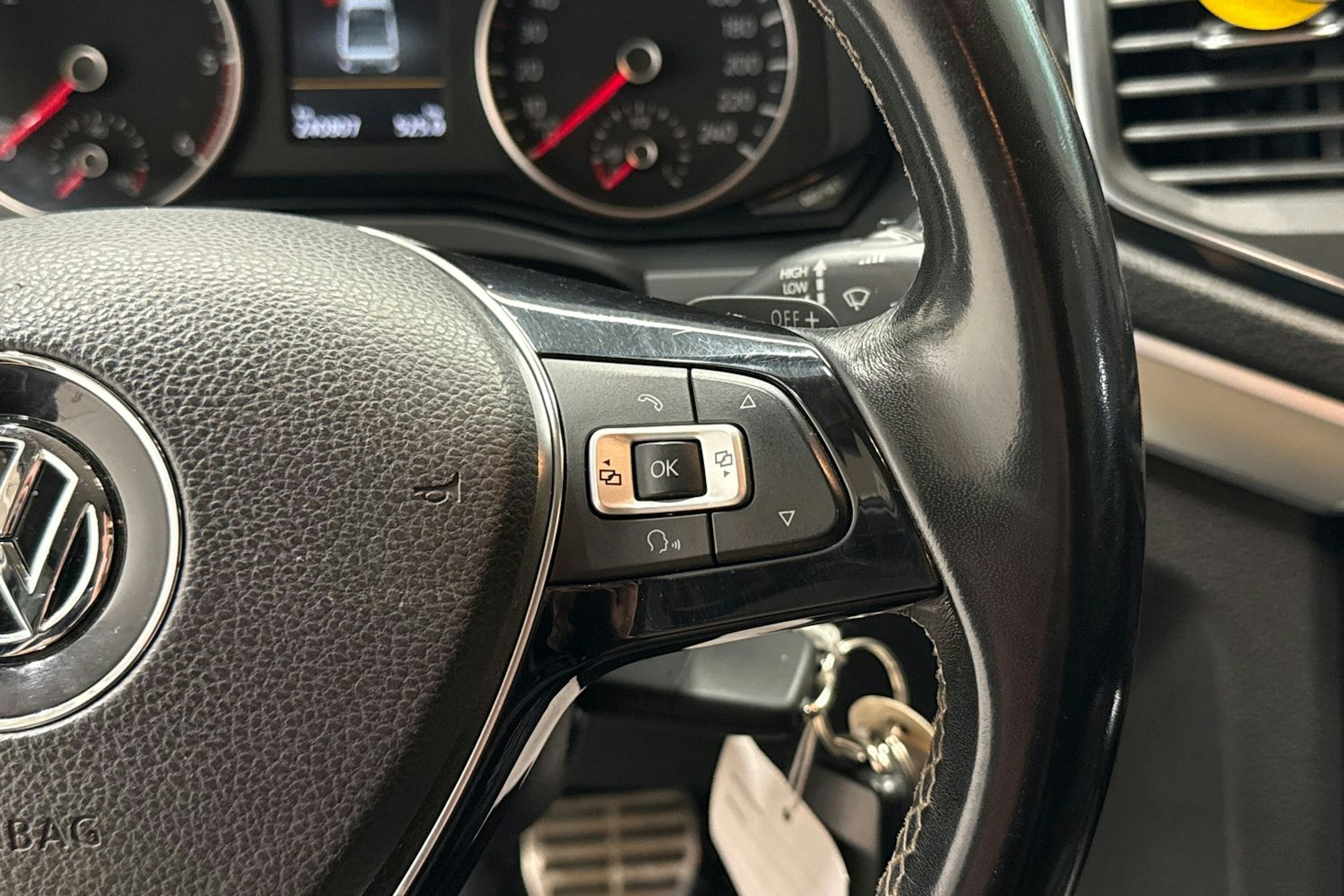 musta Volkswagen Amarok 2017 kuva 21.