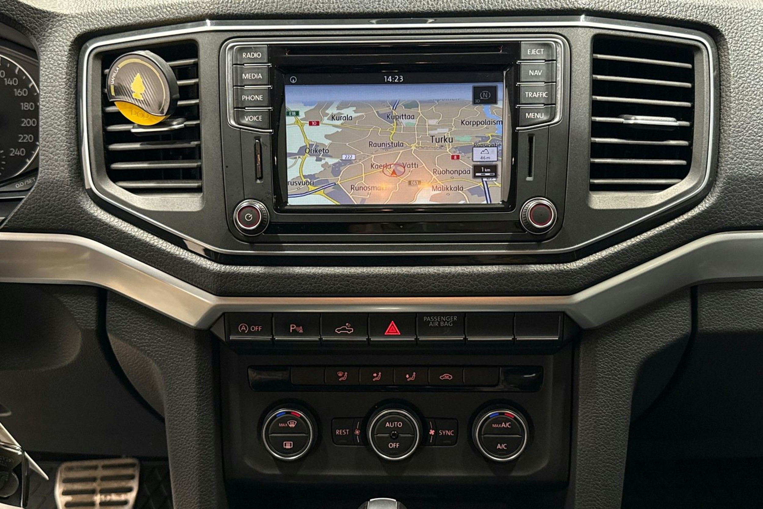 musta Volkswagen Amarok 2017 kuva 23.