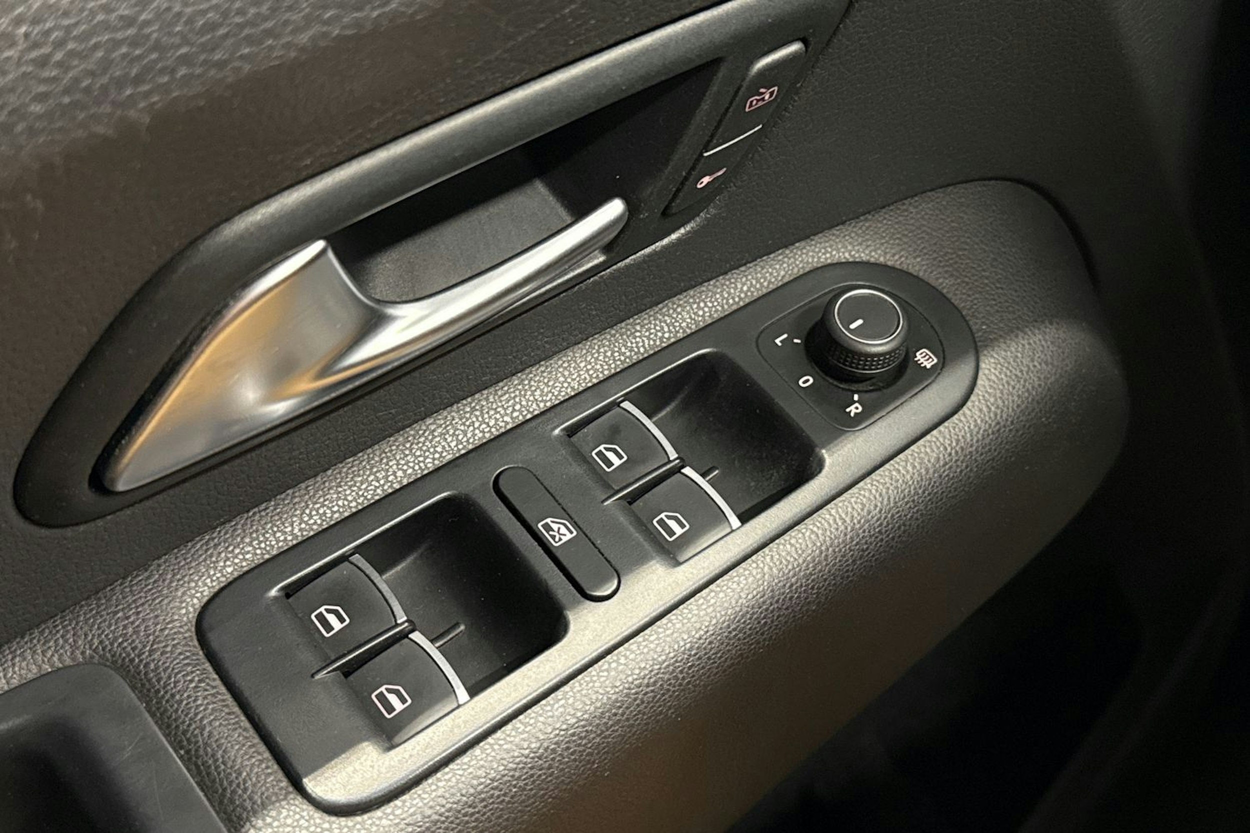 musta Volkswagen Amarok 2017 kuva 28.
