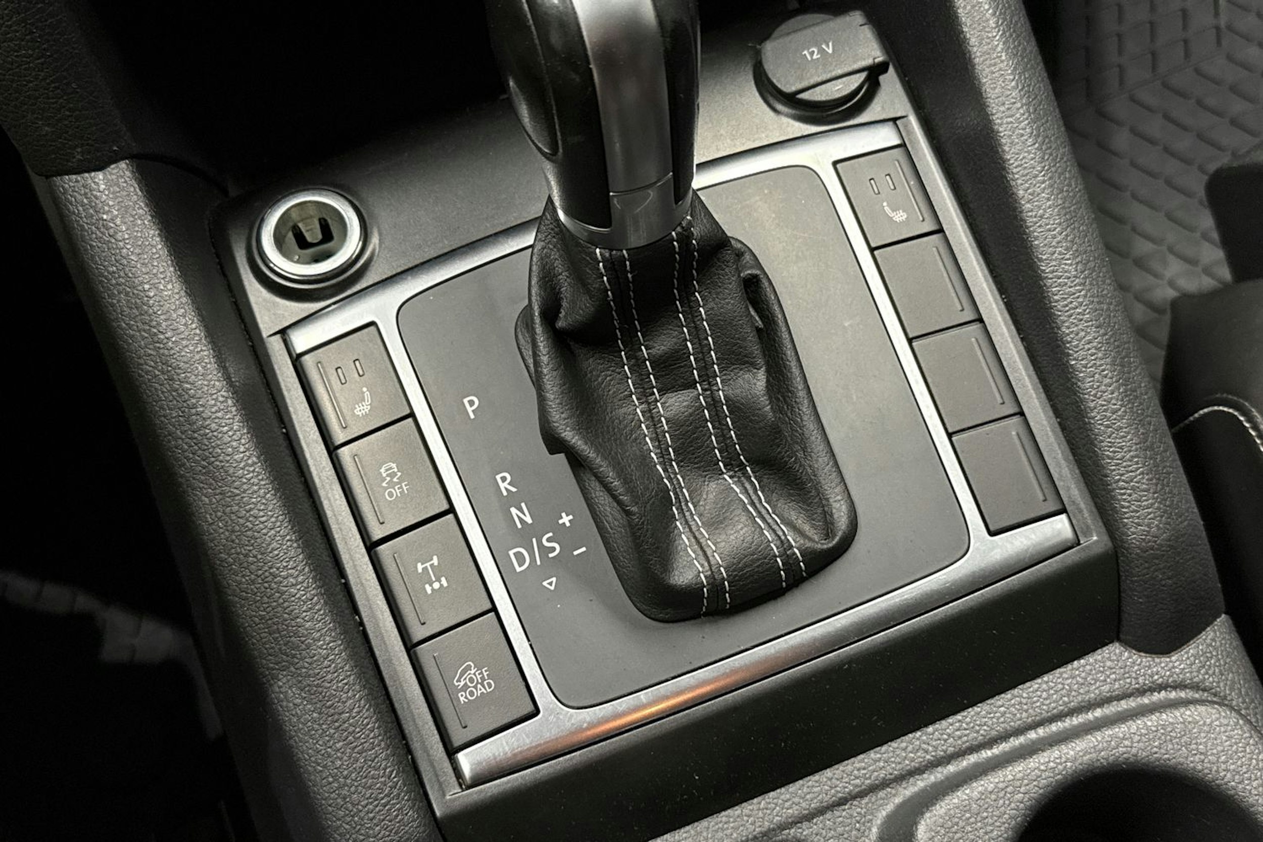 musta Volkswagen Amarok 2017 kuva 30.