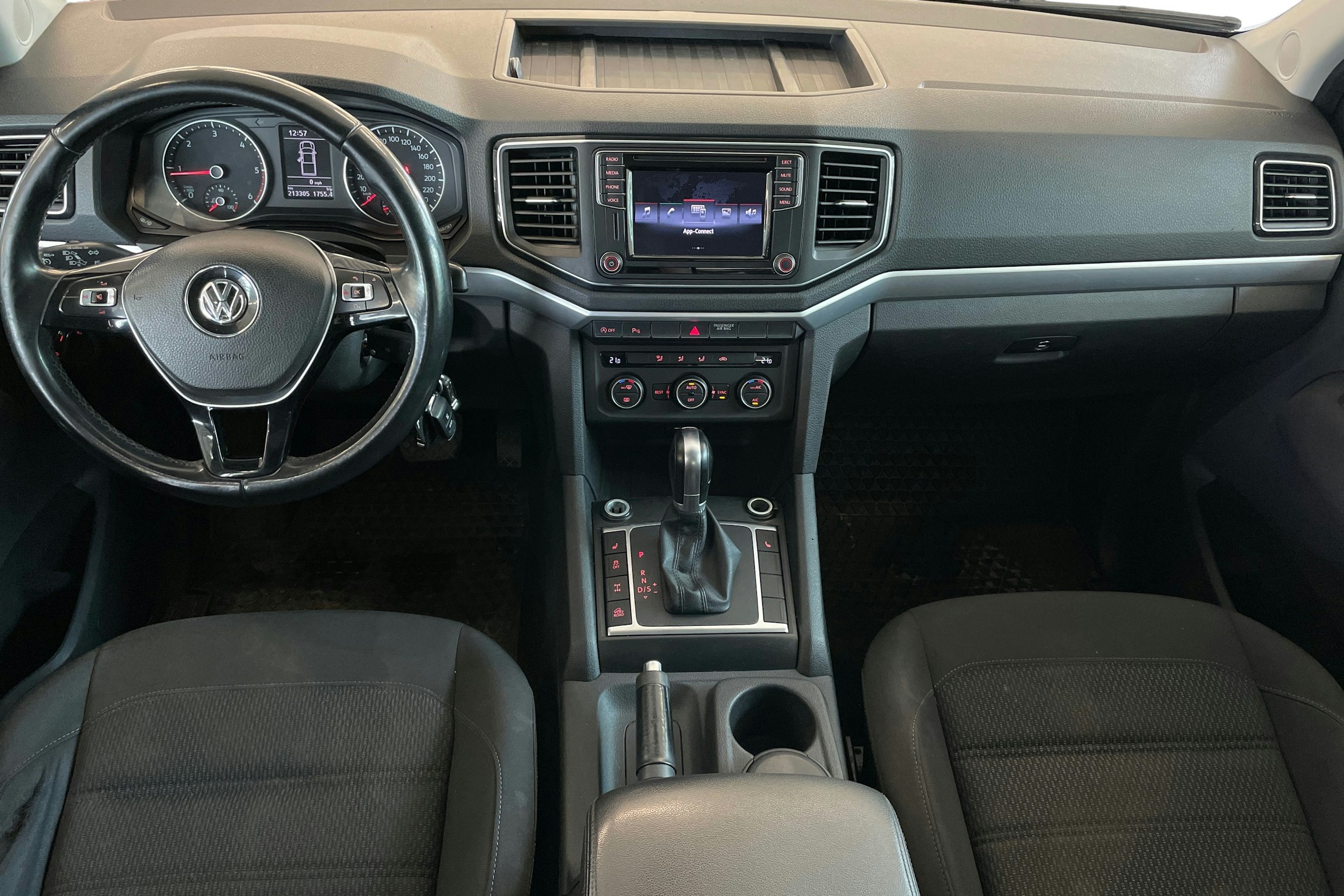 Harmaa Volkswagen Amarok 2017 kuva 7.
