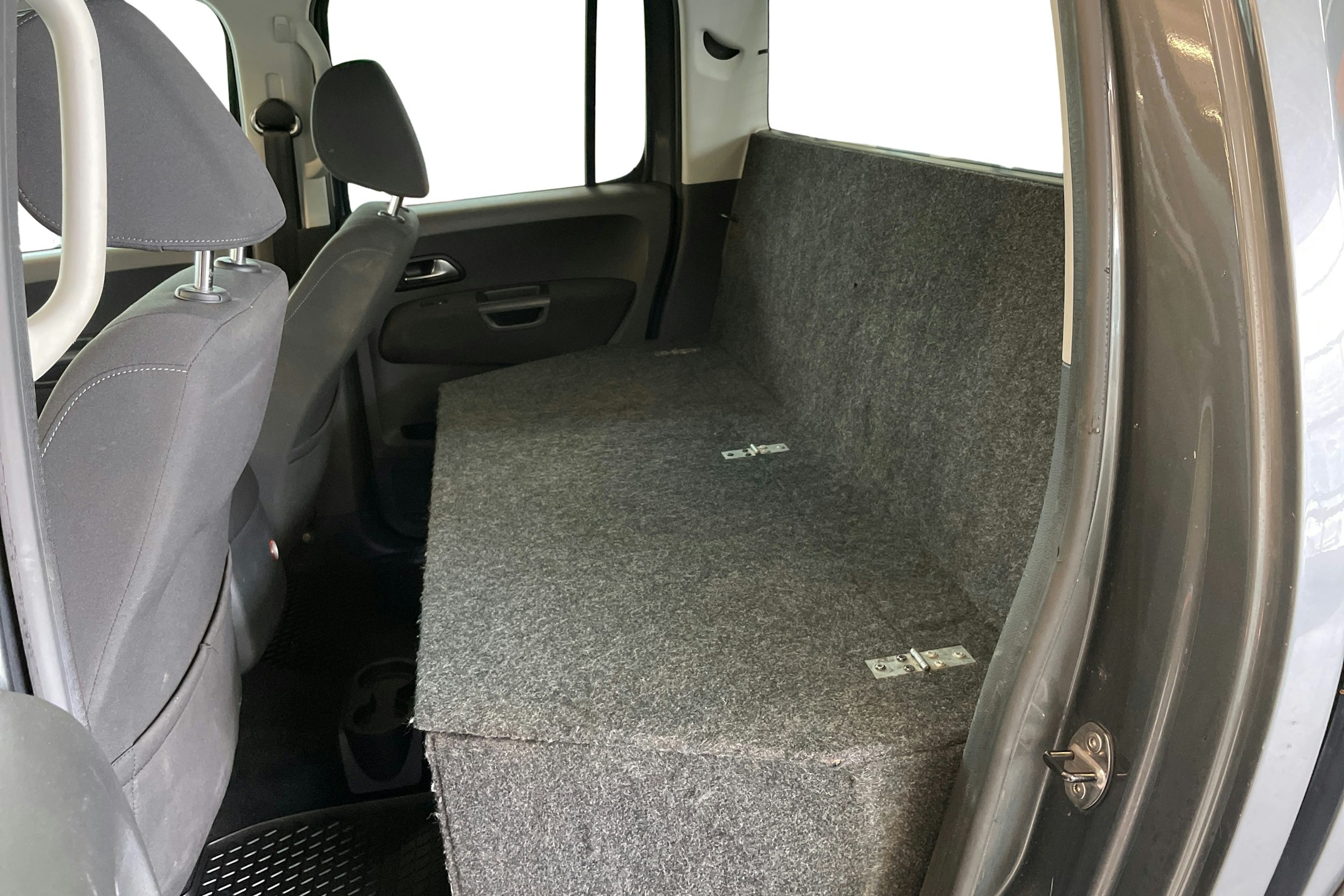 Harmaa Volkswagen Amarok 2017 kuva 8.