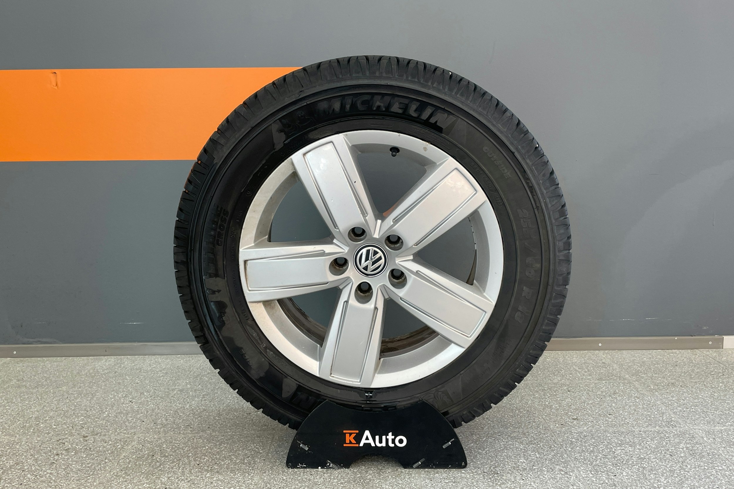 Harmaa Volkswagen Amarok 2017 kuva 10.