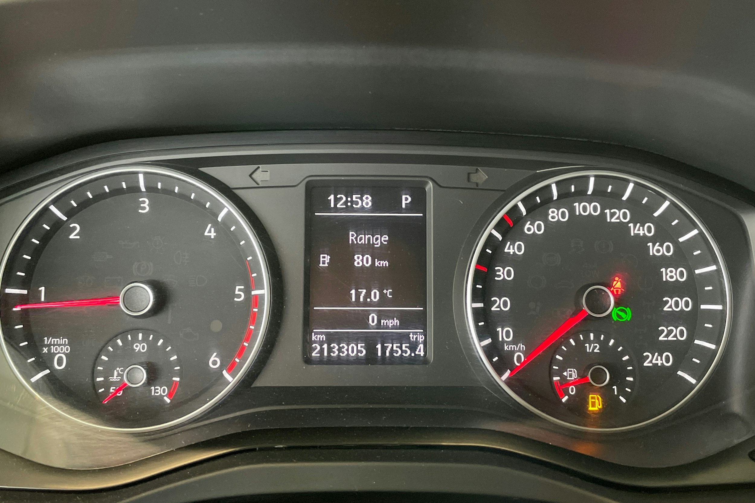 Harmaa Volkswagen Amarok 2017 kuva 13.