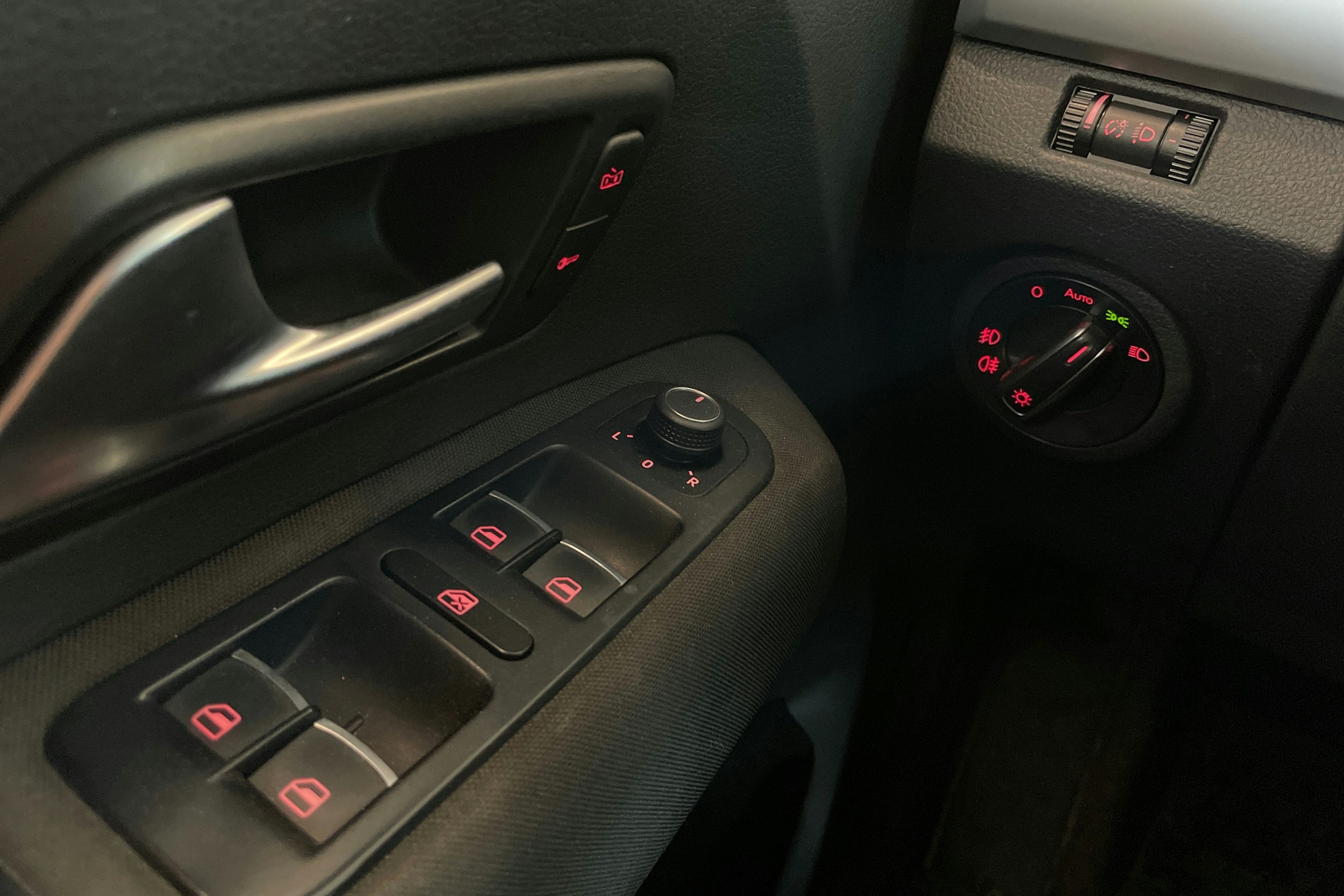 Harmaa Volkswagen Amarok 2017 kuva 16.