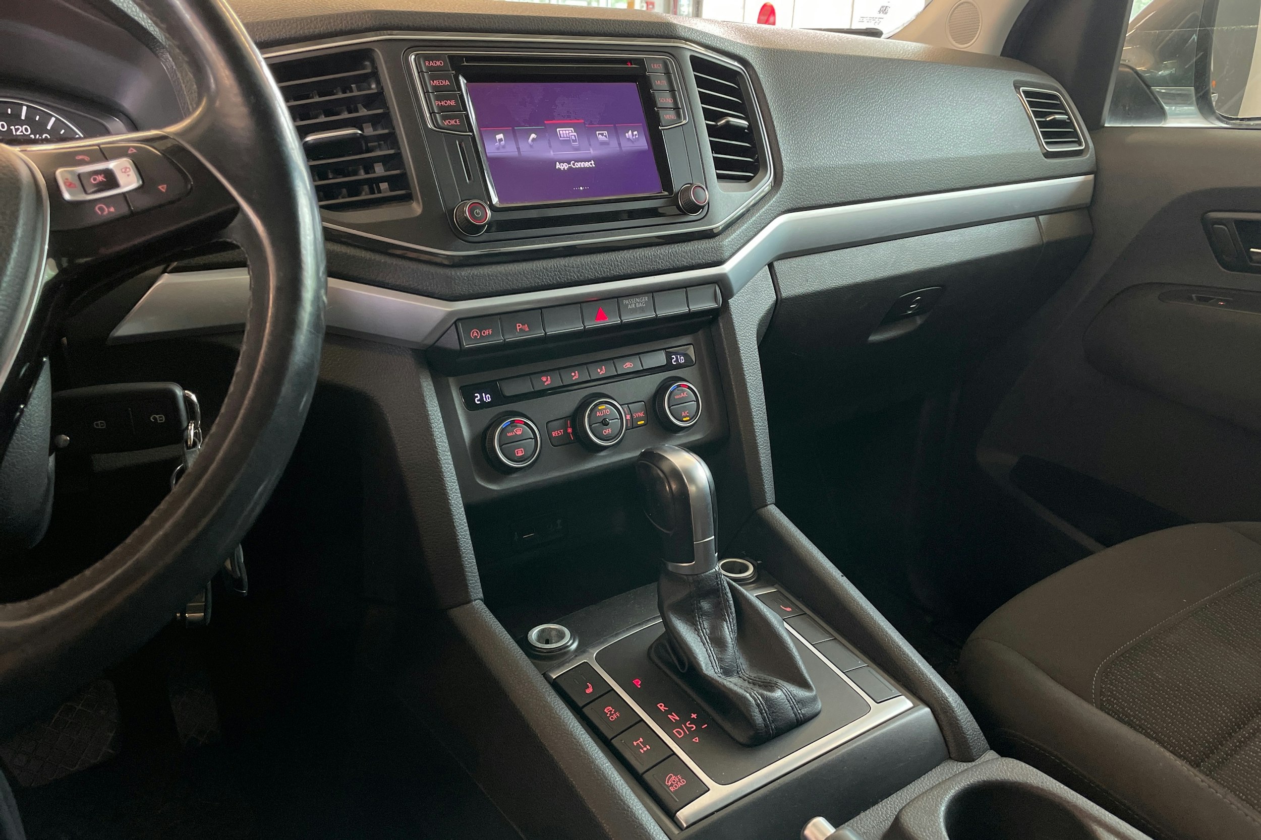 Harmaa Volkswagen Amarok 2017 kuva 17.