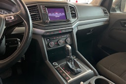 Harmaa Volkswagen Amarok 2017 kuva 17.
