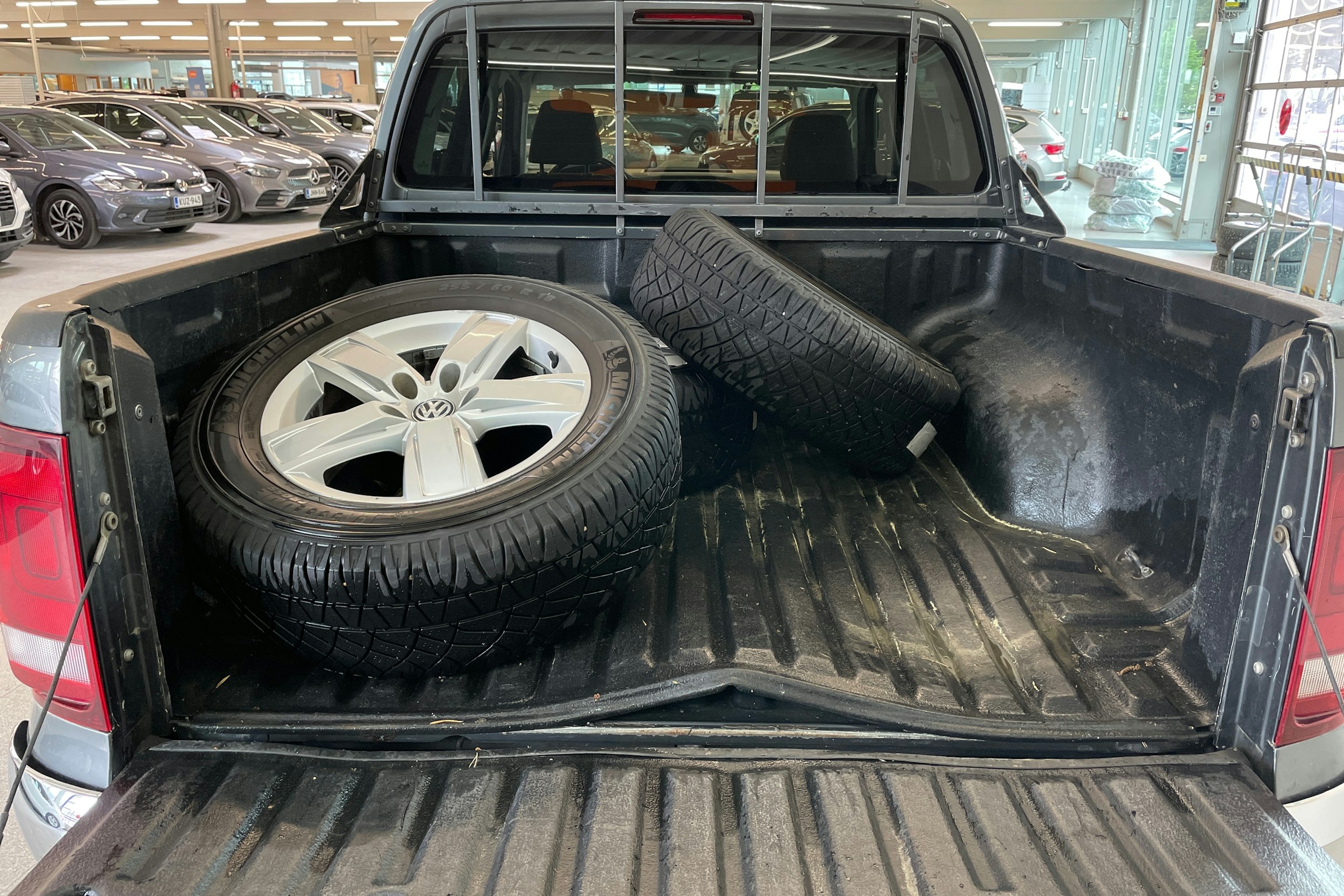 Harmaa Volkswagen Amarok 2017 kuva 18.