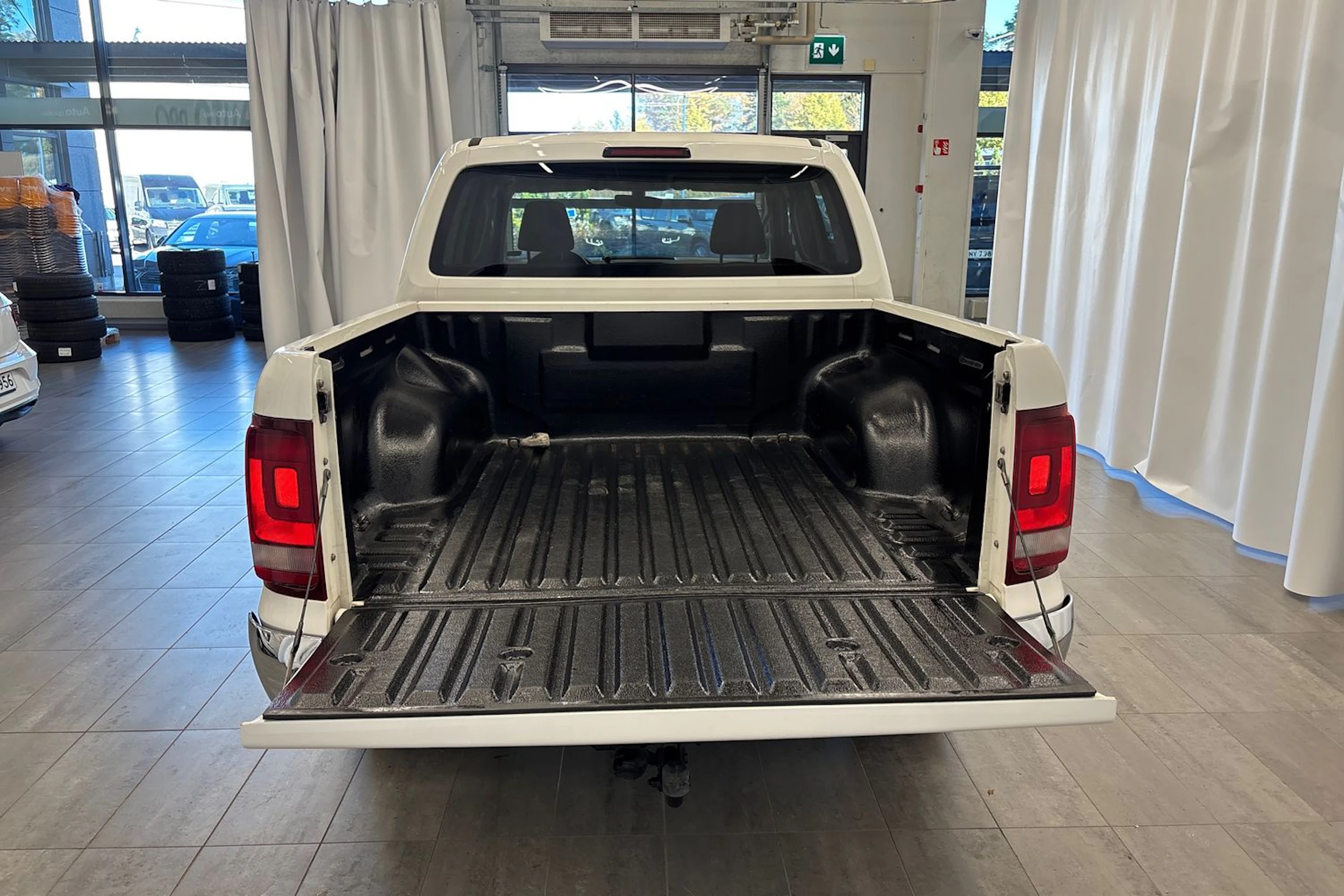 valkoinen Volkswagen Amarok 2017 kuva 11.