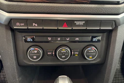 valkoinen Volkswagen Amarok 2017 kuva 17.