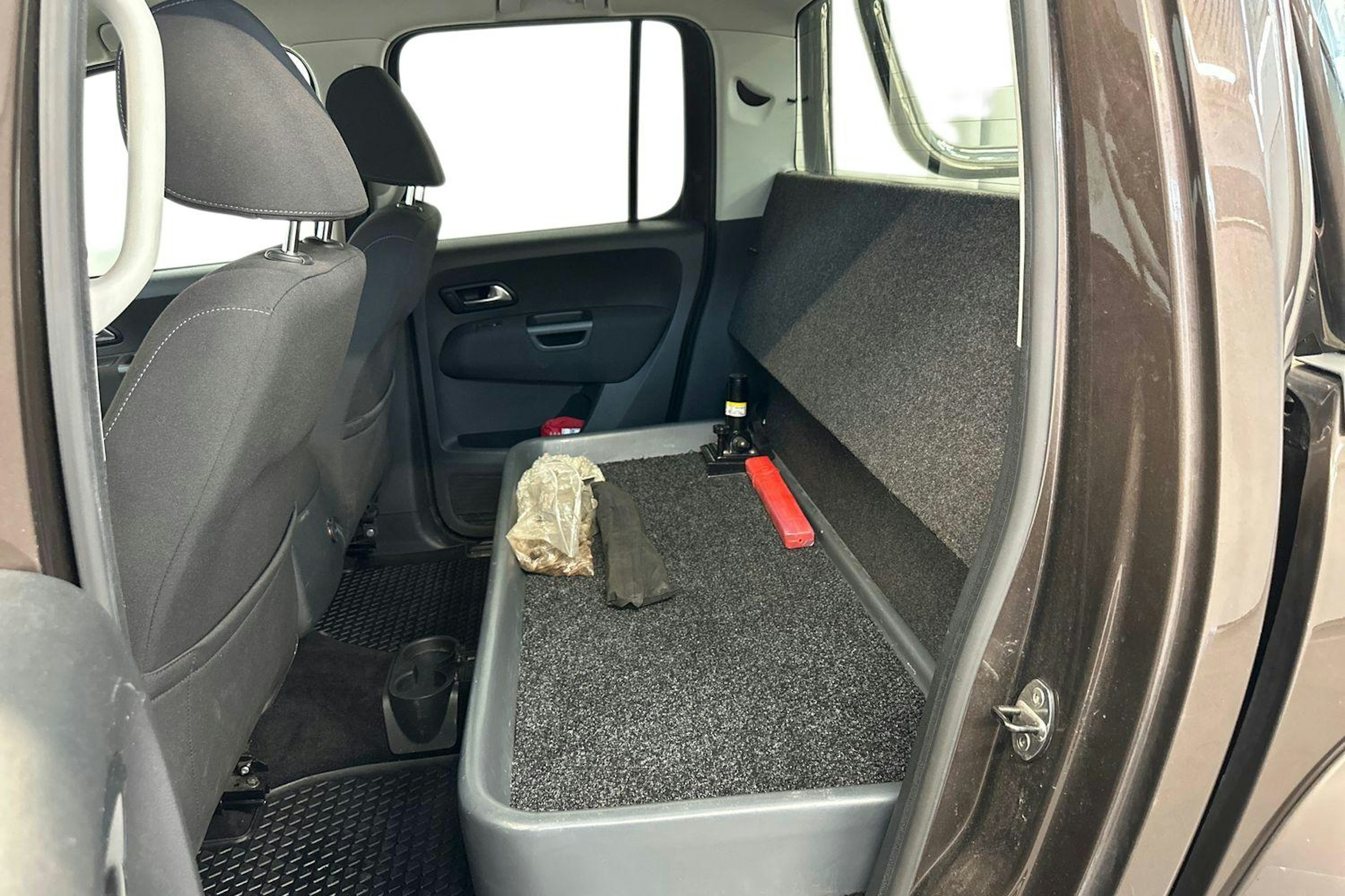 ruskea (beige) Volkswagen Amarok 2017 kuva 11.